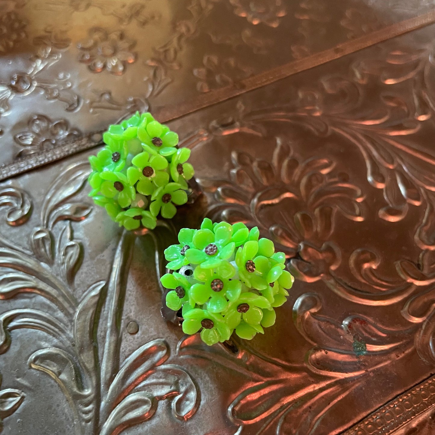 Boucles d'oreilles dôme à fleurs vertes