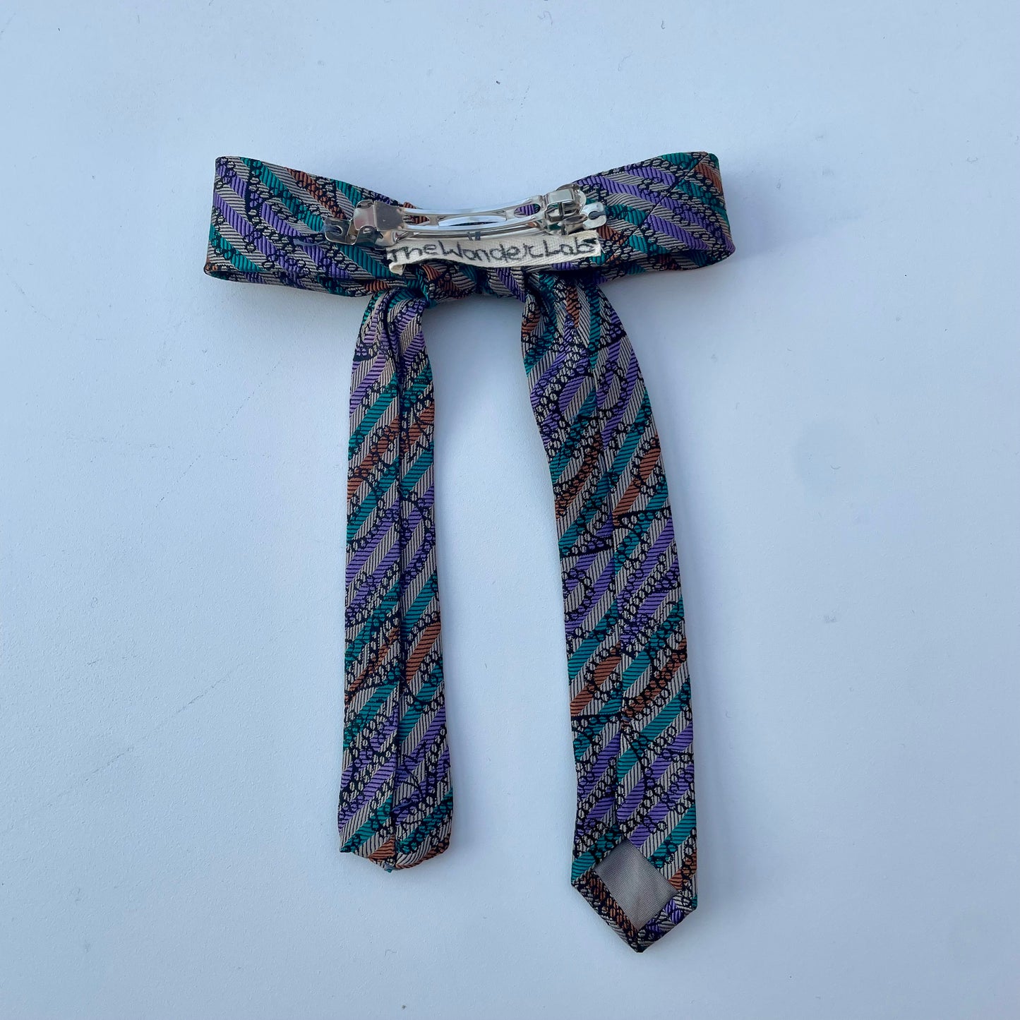 Fiocco righe multicolor su paisley grigio
