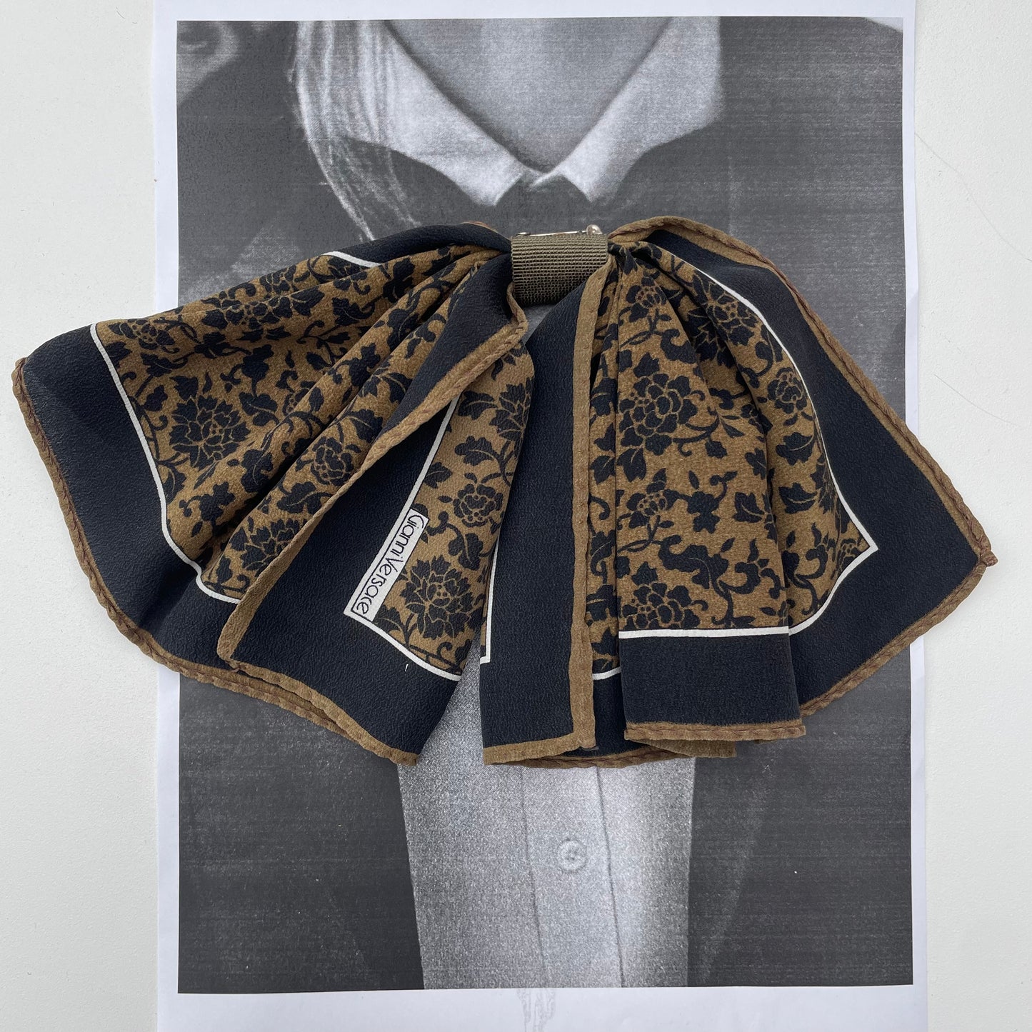 Spilla fiocco Gianni Versace
