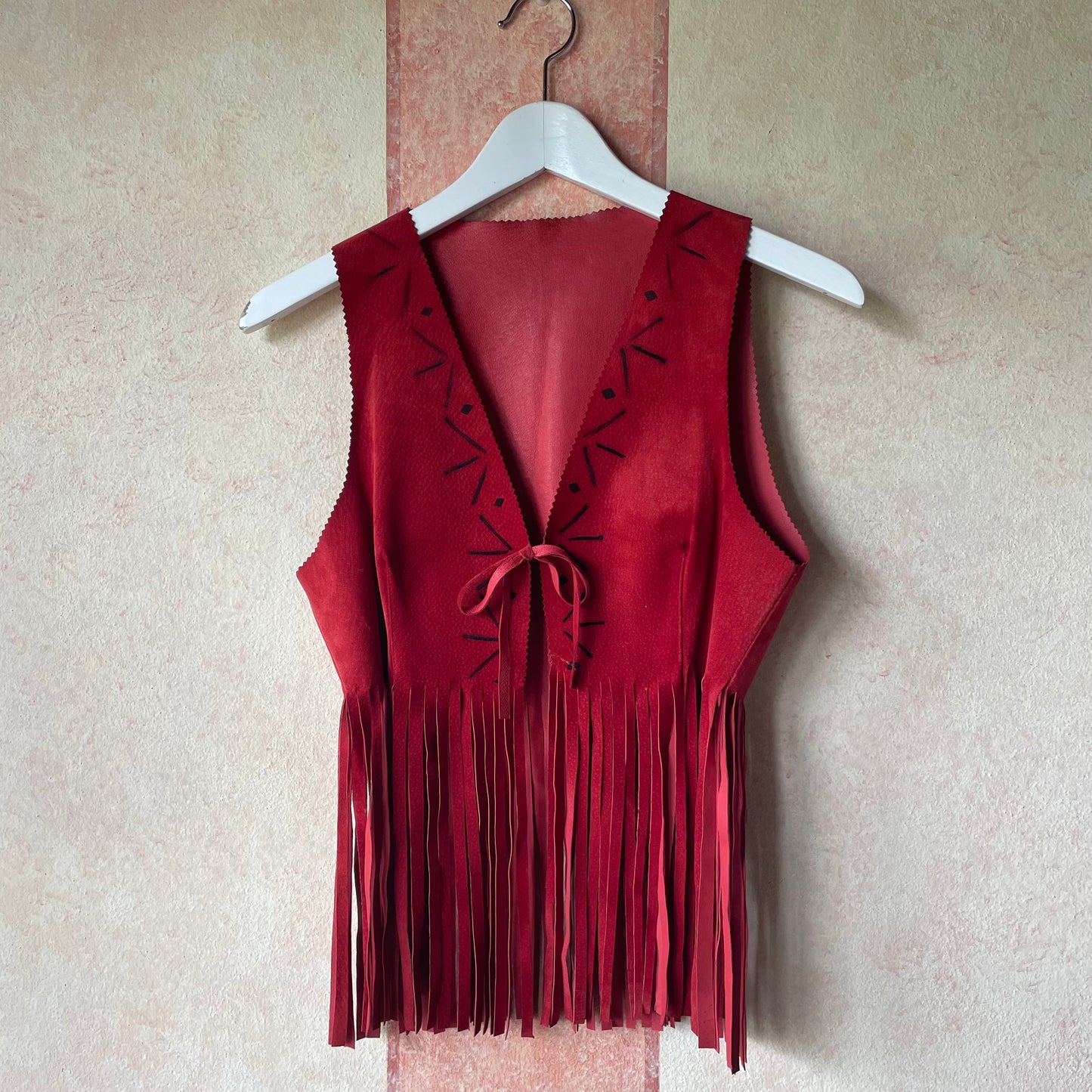 Gilet rosso con frange