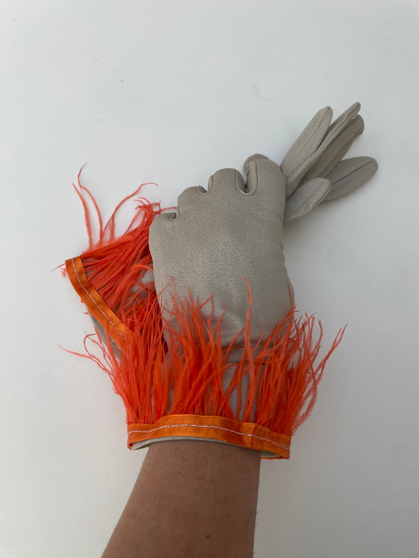 Guanti ecru con piume mandarino