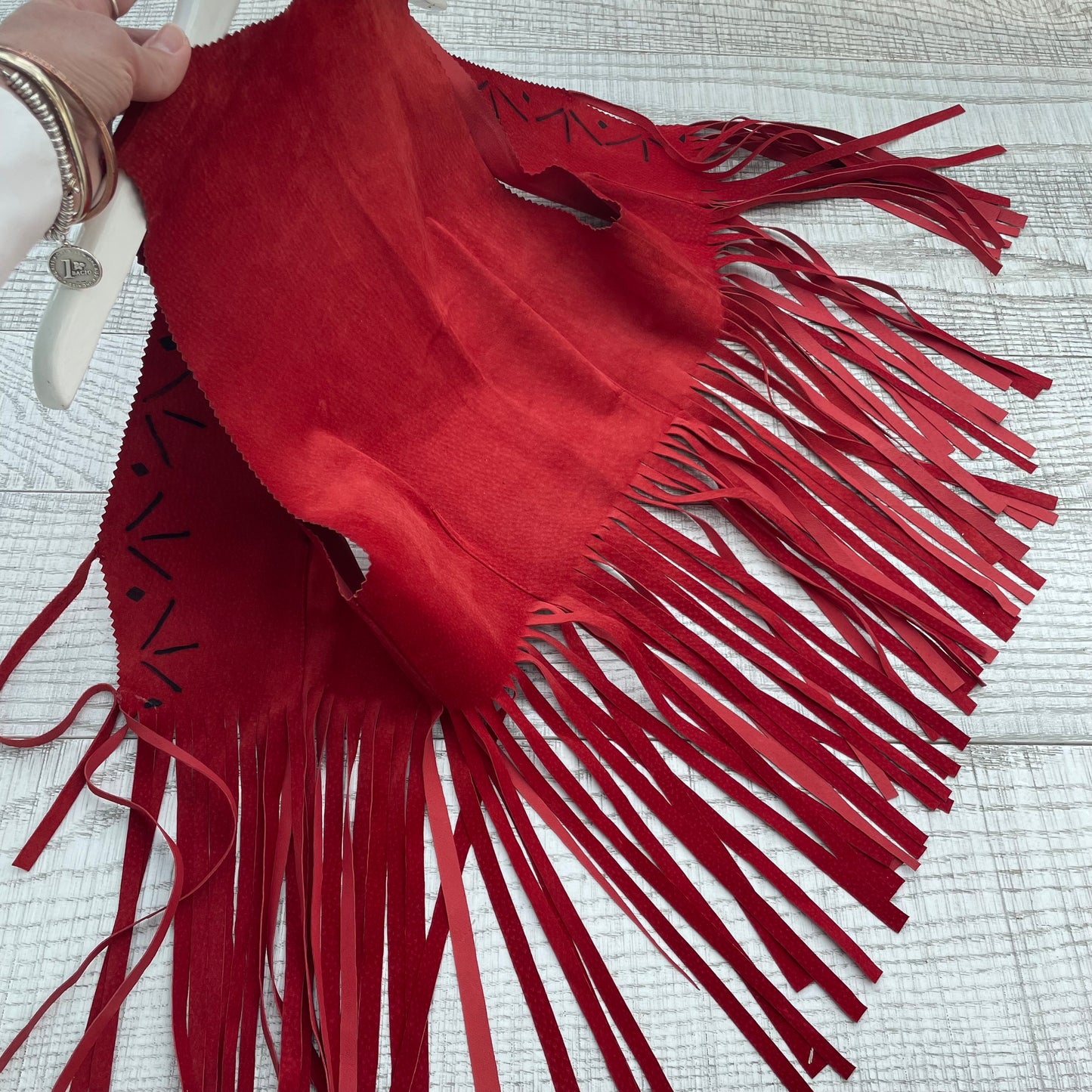 Gilet rosso con frange