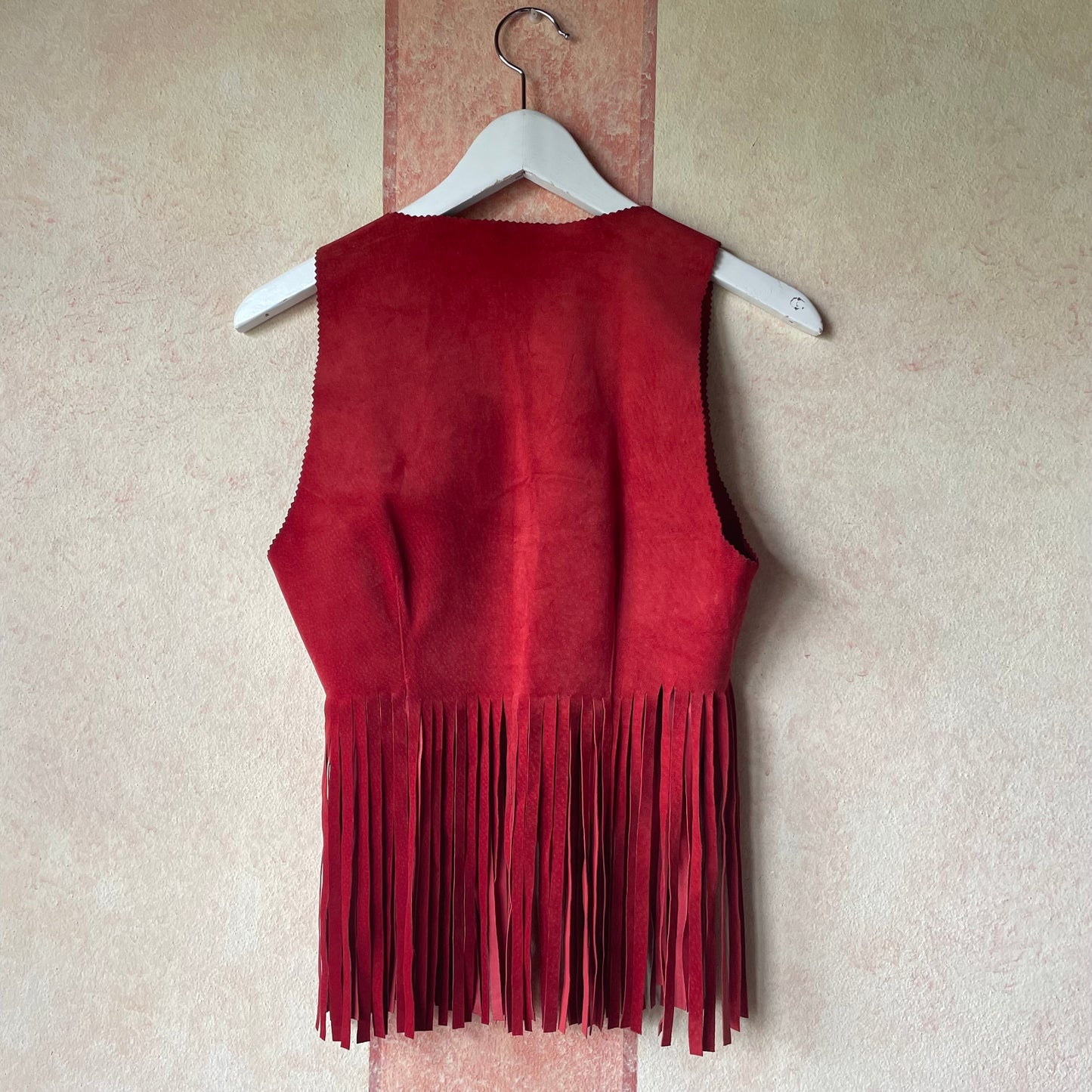 Gilet rosso con frange