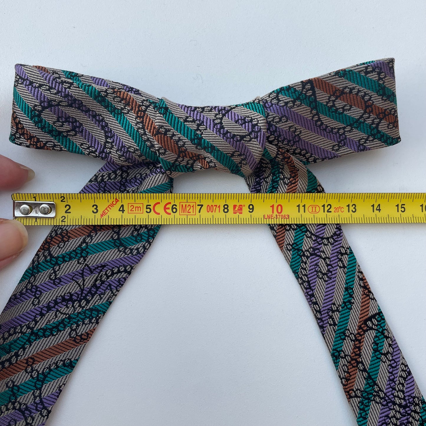 Fiocco righe multicolor su paisley grigio