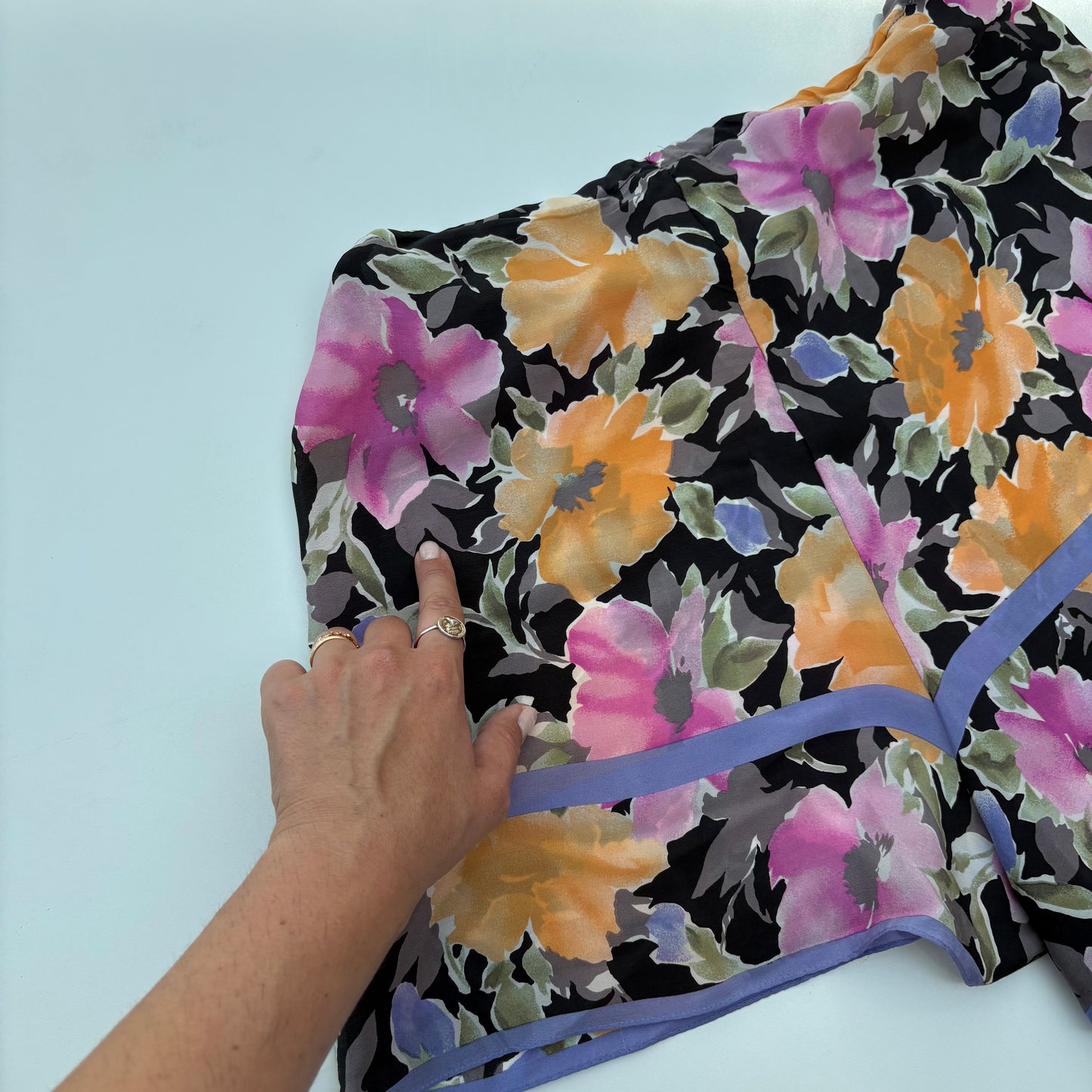 Fou shorts fiori lilla su nero