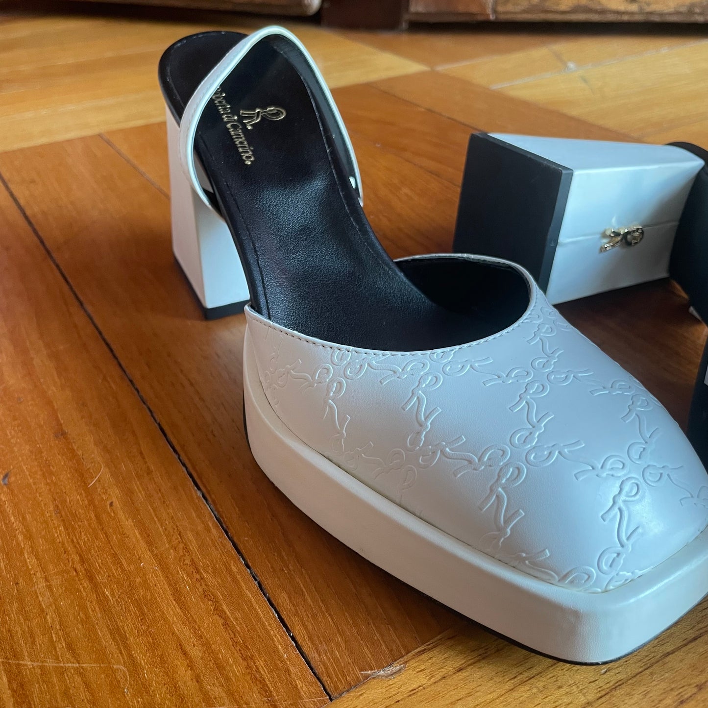 Roberta di Camerino White shoes