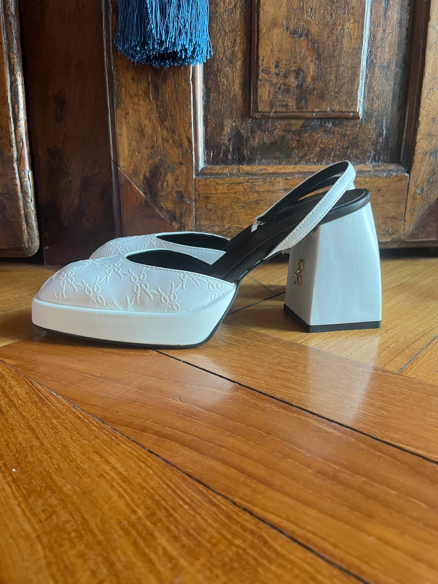 Roberta di Camerino White shoes