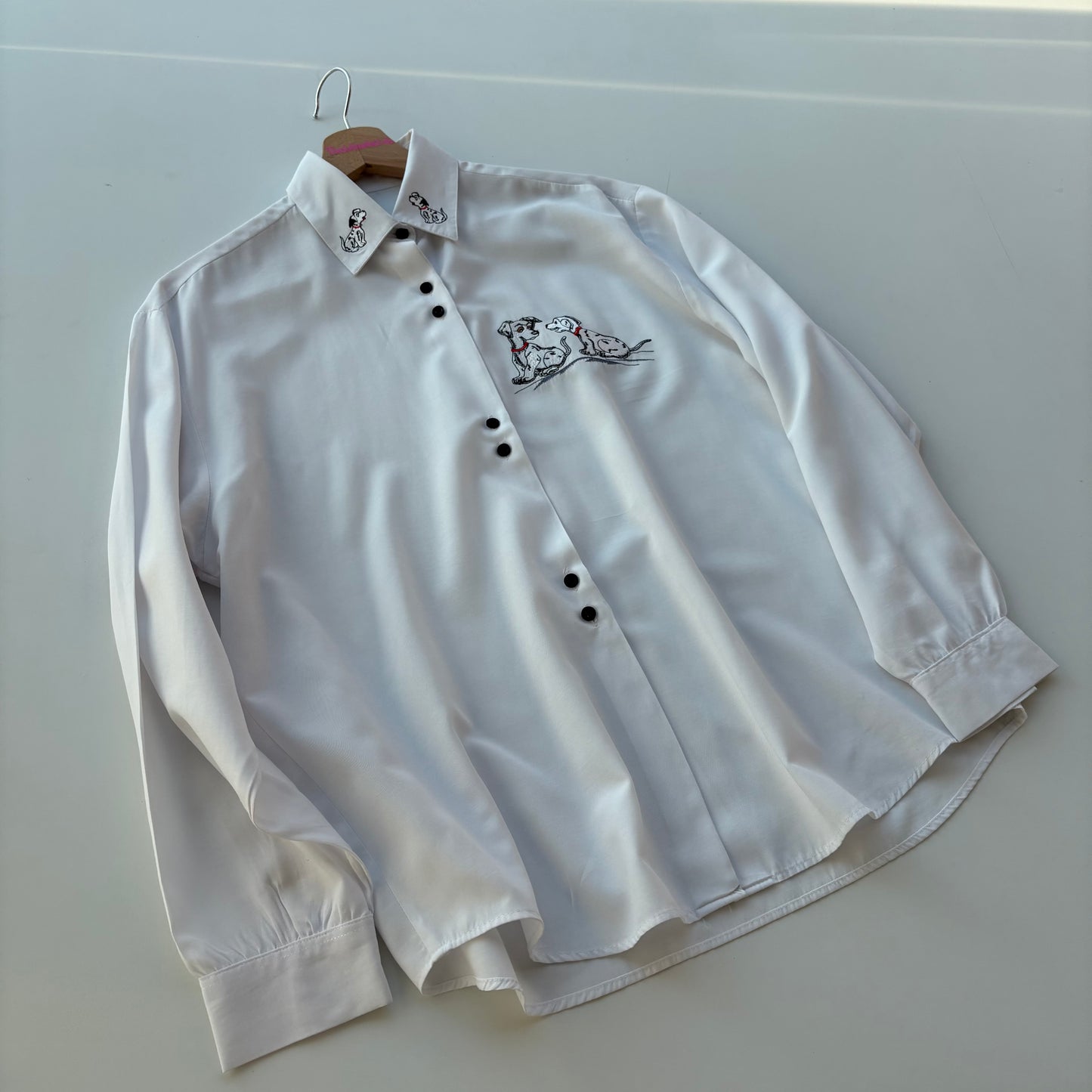 Dalmata shirt con bottoncini neri