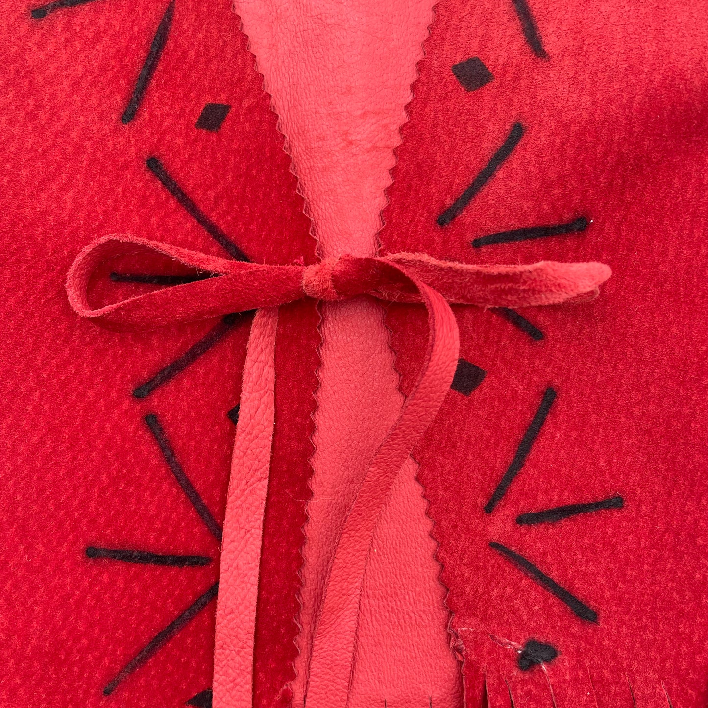Gilet rosso con frange