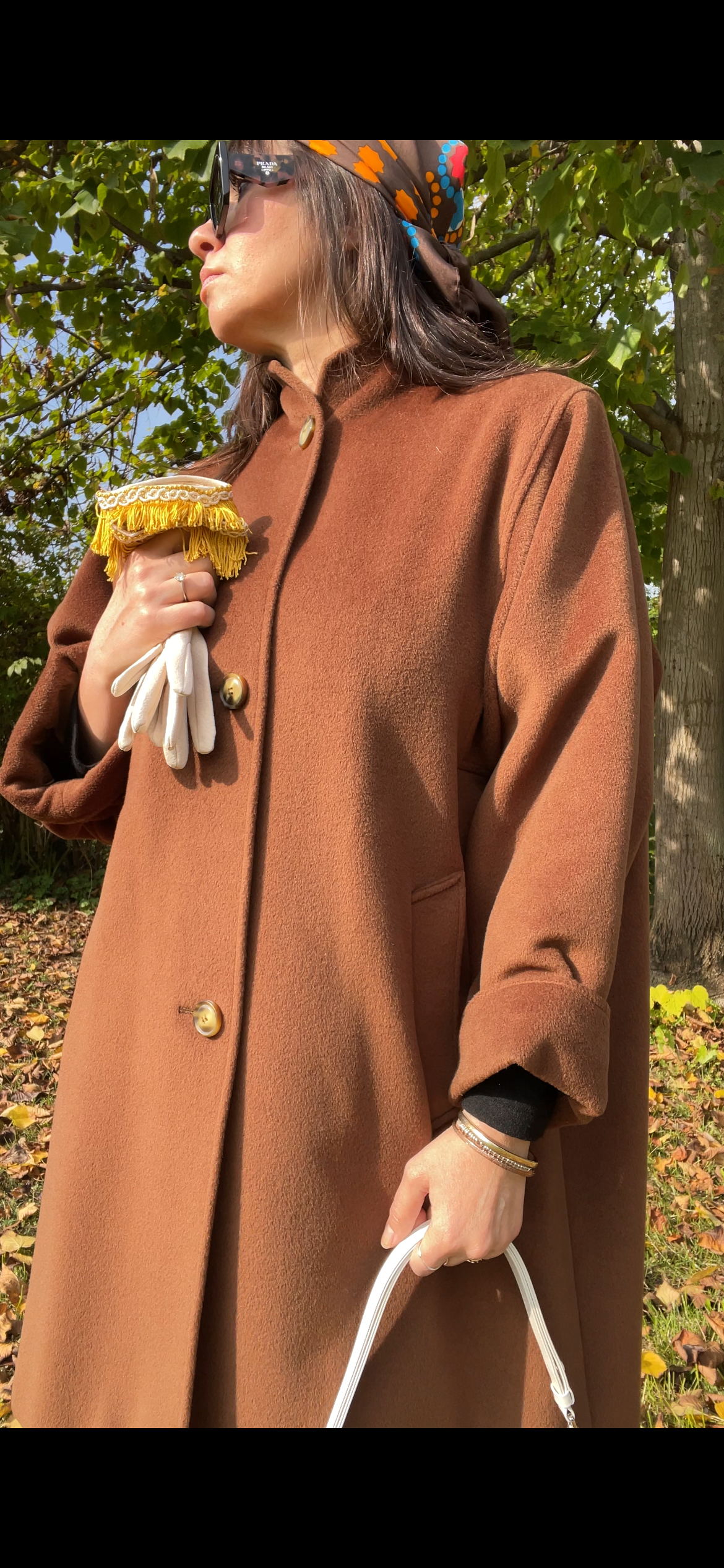 Ecru gloves with gold trimmings
