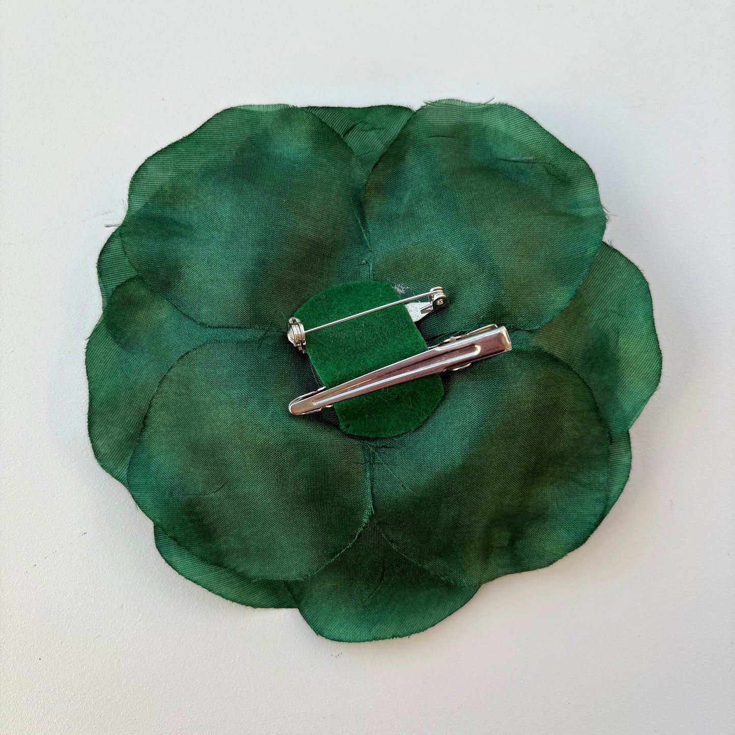 Spilla con fiore verde