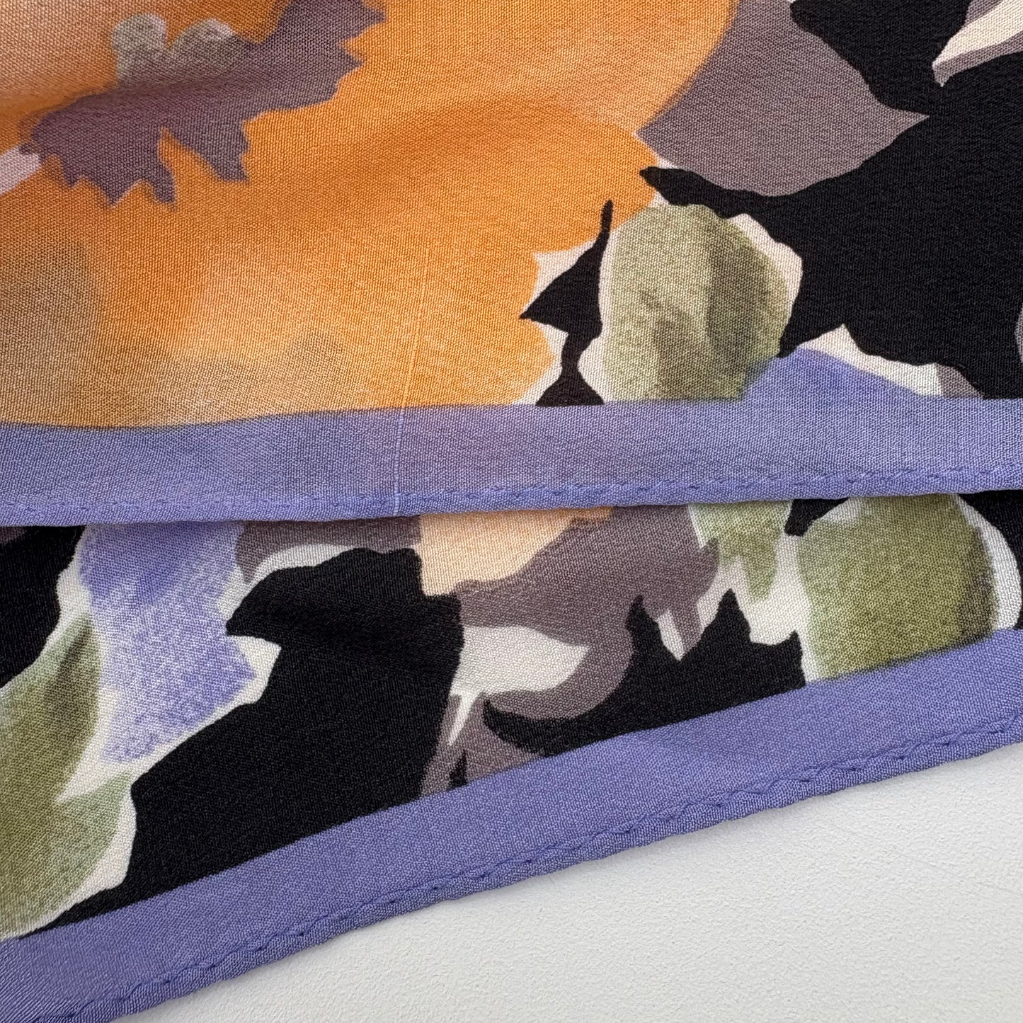 Fou shorts fiori lilla su nero
