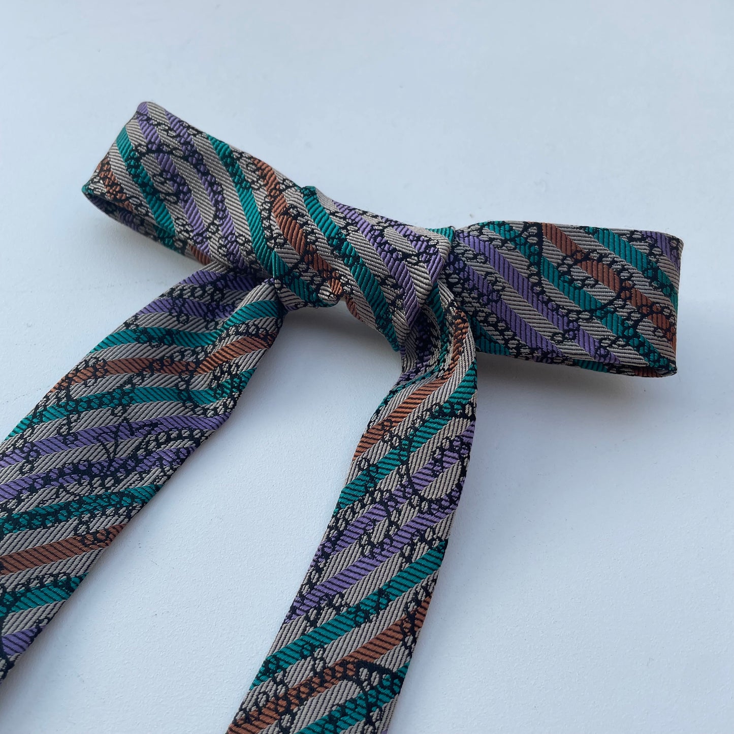 Fiocco righe multicolor su paisley grigio