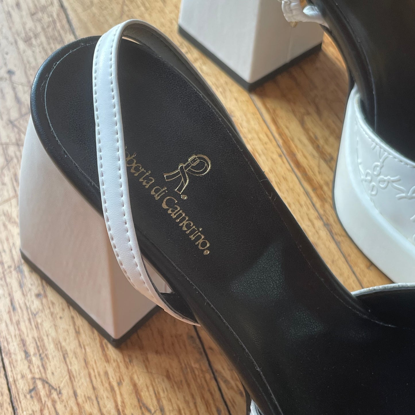 Roberta di Camerino White shoes