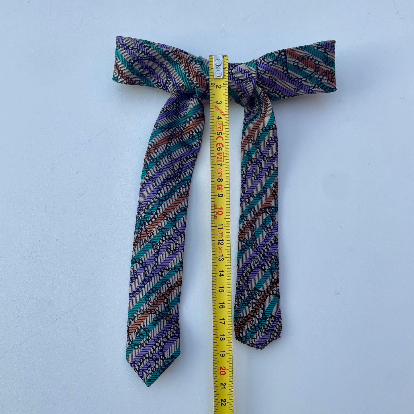 Fiocco righe multicolor su paisley grigio