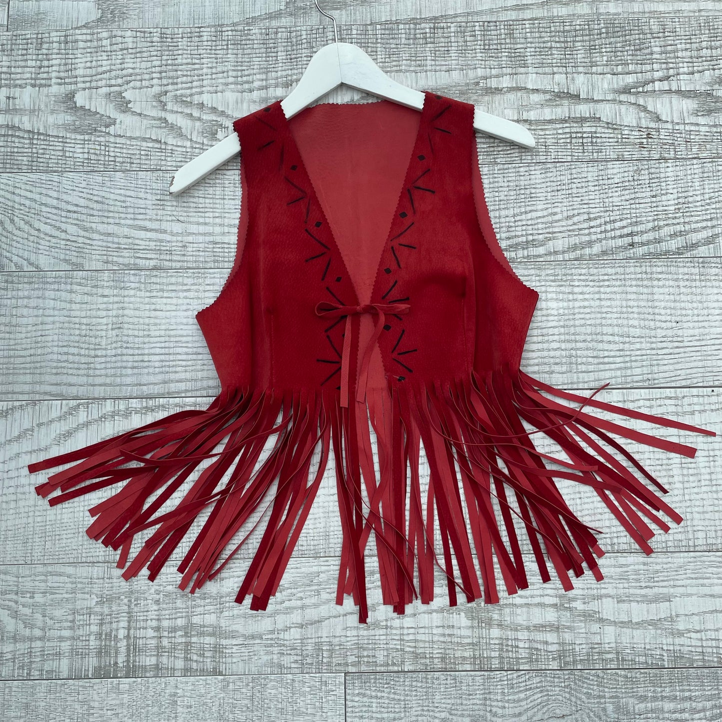 Gilet rosso con frange