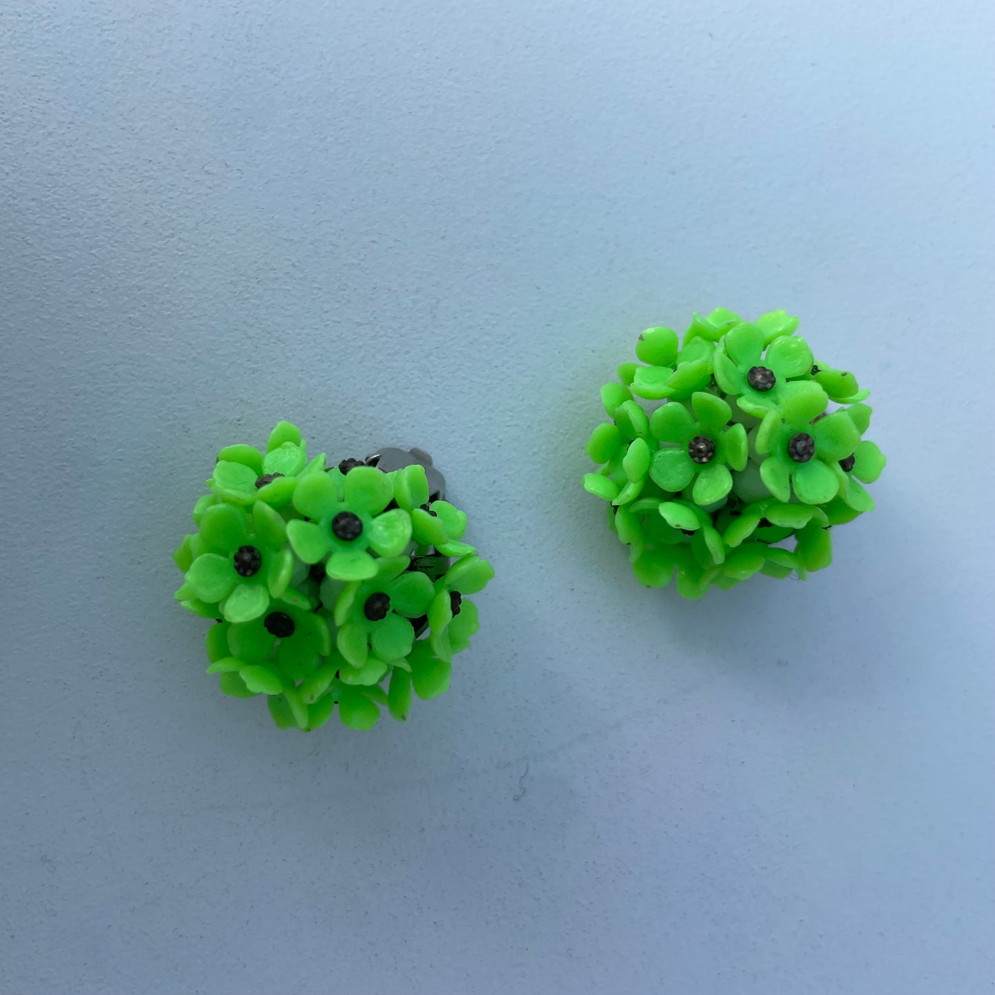 Boucles d'oreilles dôme à fleurs vertes