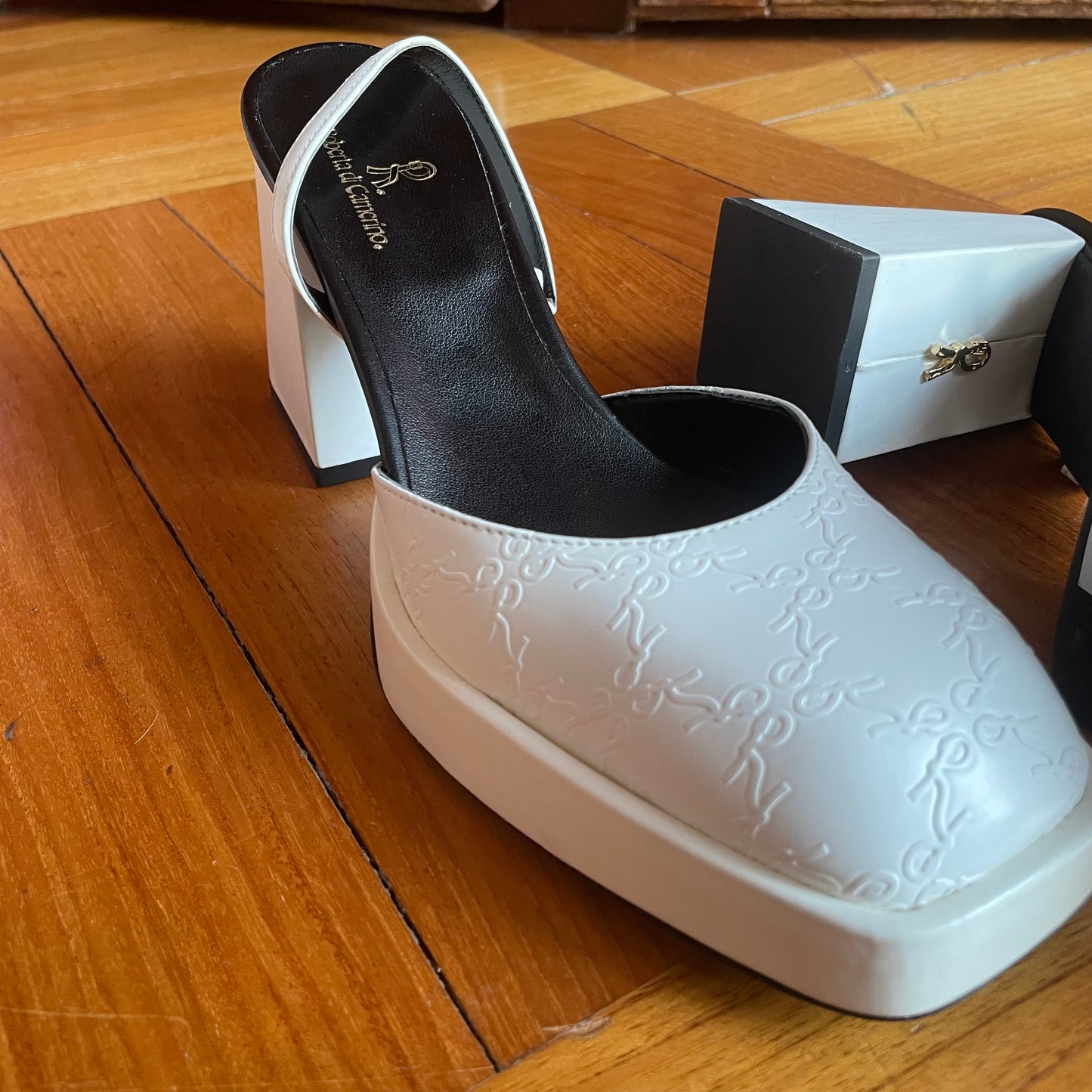 Roberta di Camerino White shoes