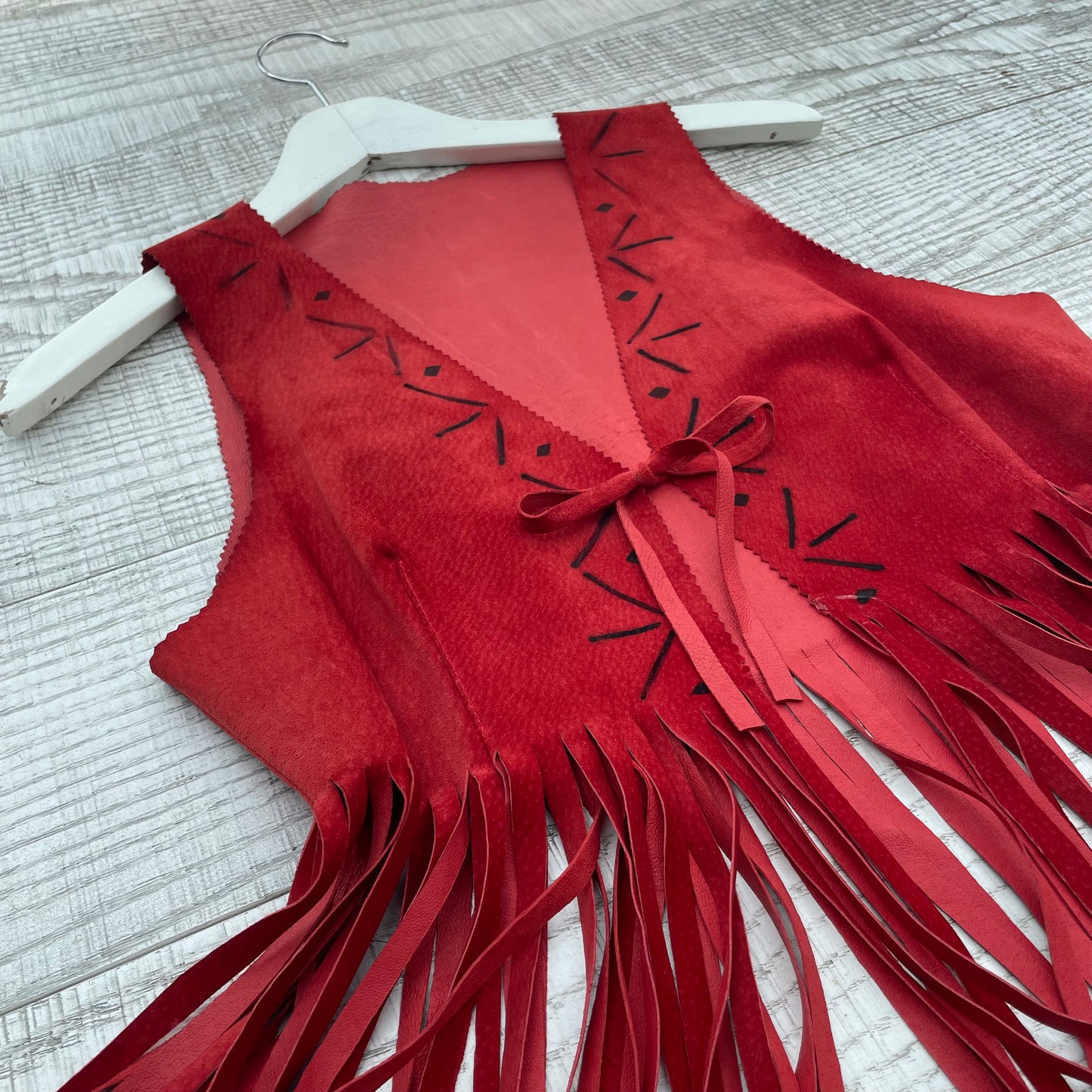Gilet rosso con frange