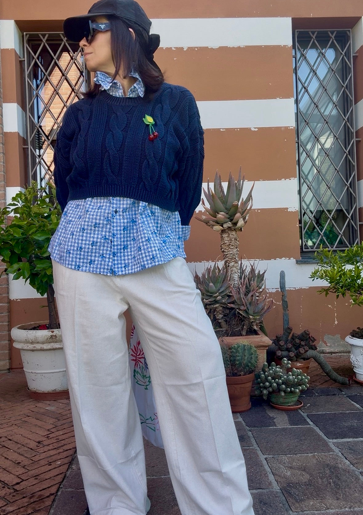 Sbarazzina a quadretti bianco e azzurro con fiori 