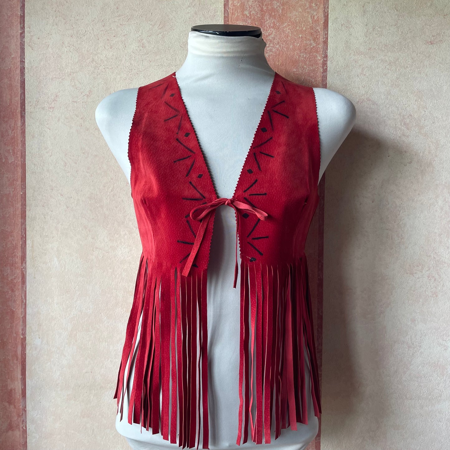 Gilet rosso con frange