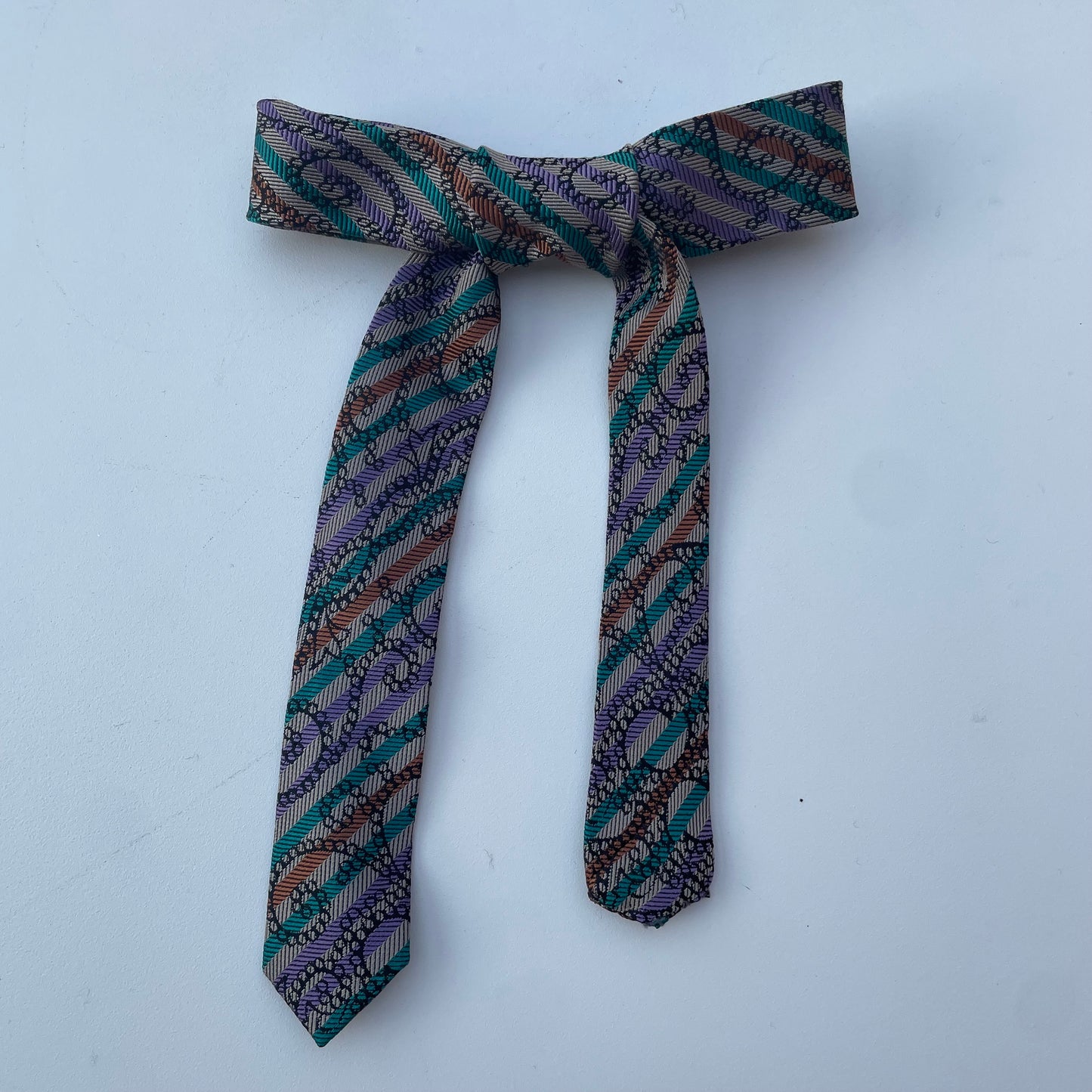 Fiocco righe multicolor su paisley grigio