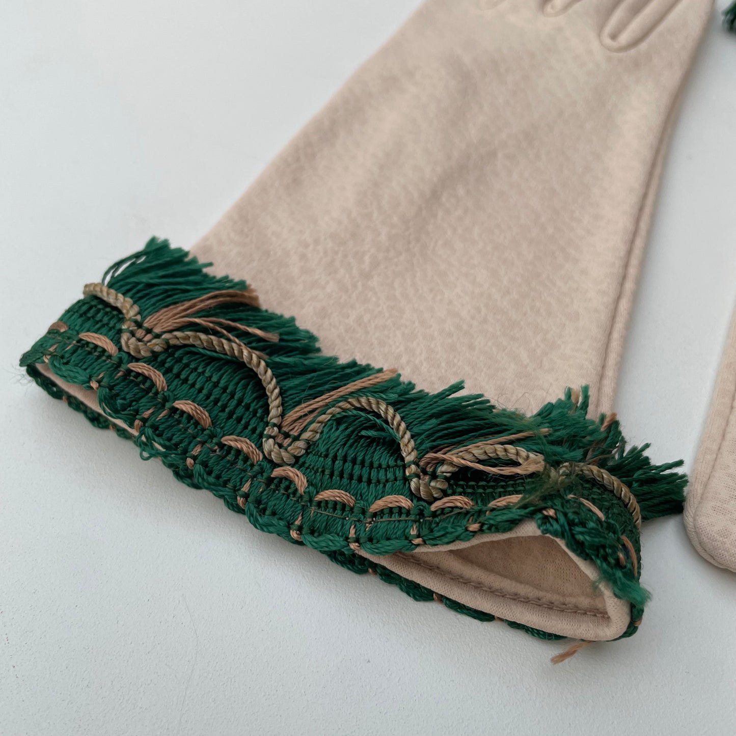 Guanti ecru con passamaneria verde