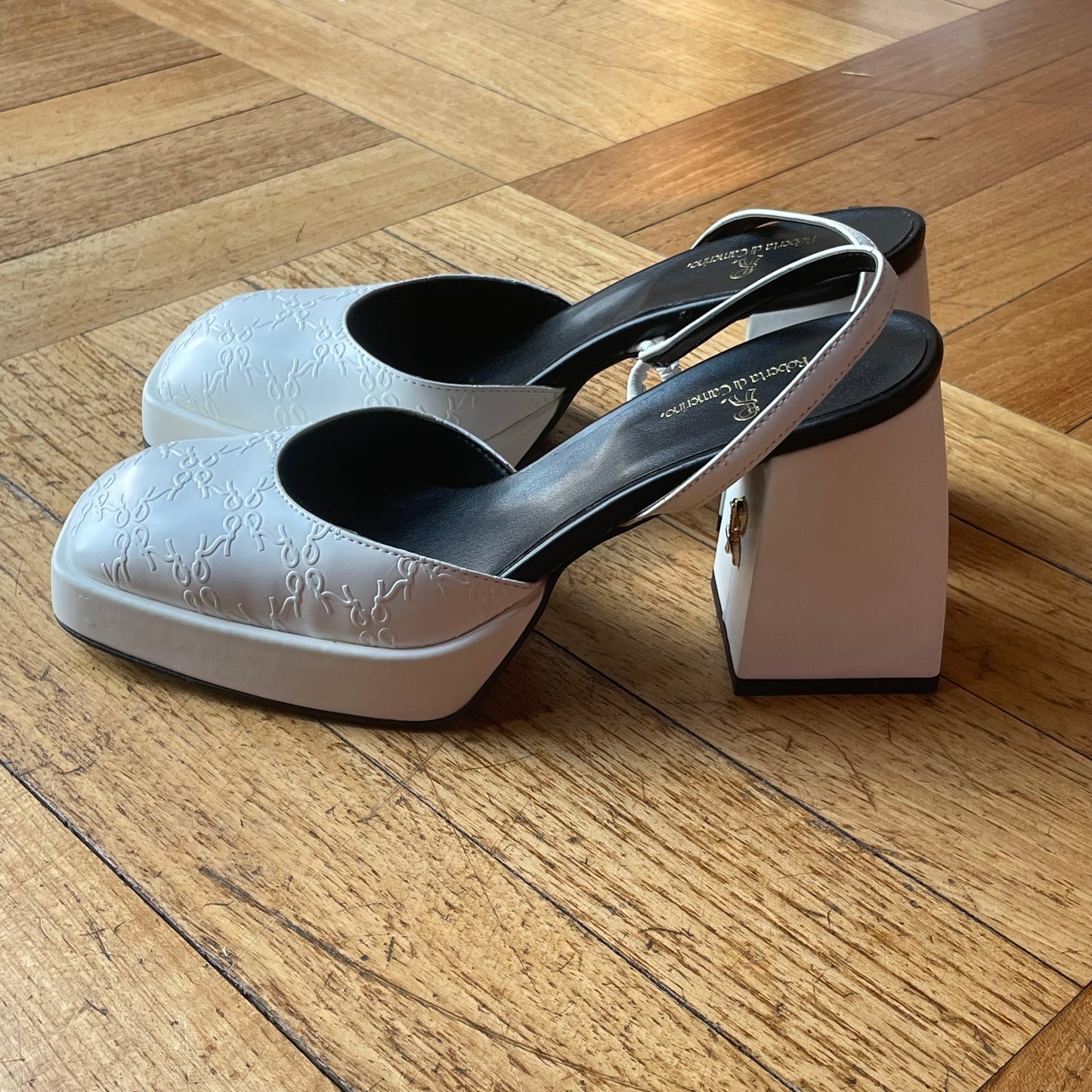 Roberta di Camerino White shoes