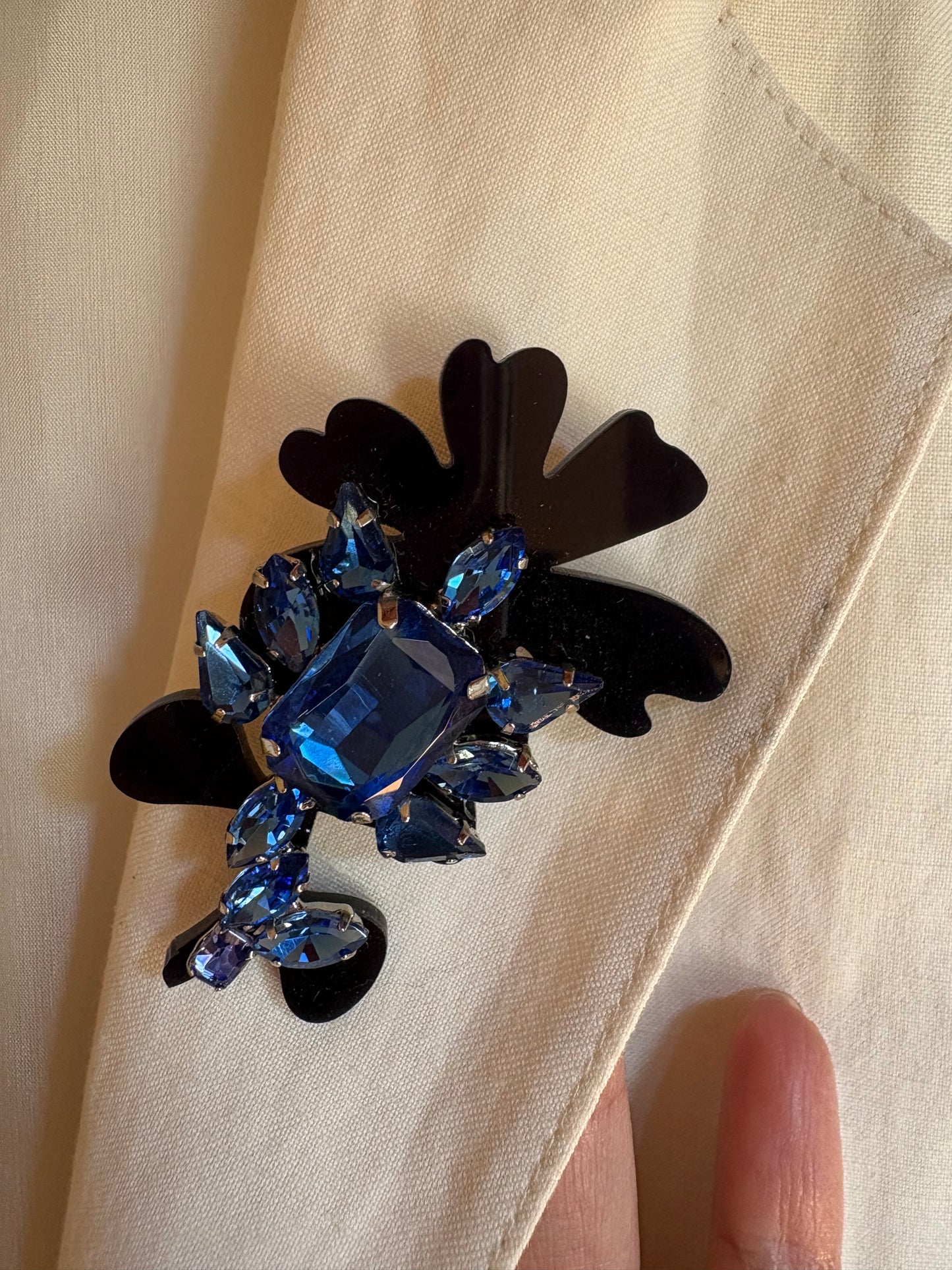 Spilla fiore blu con strass