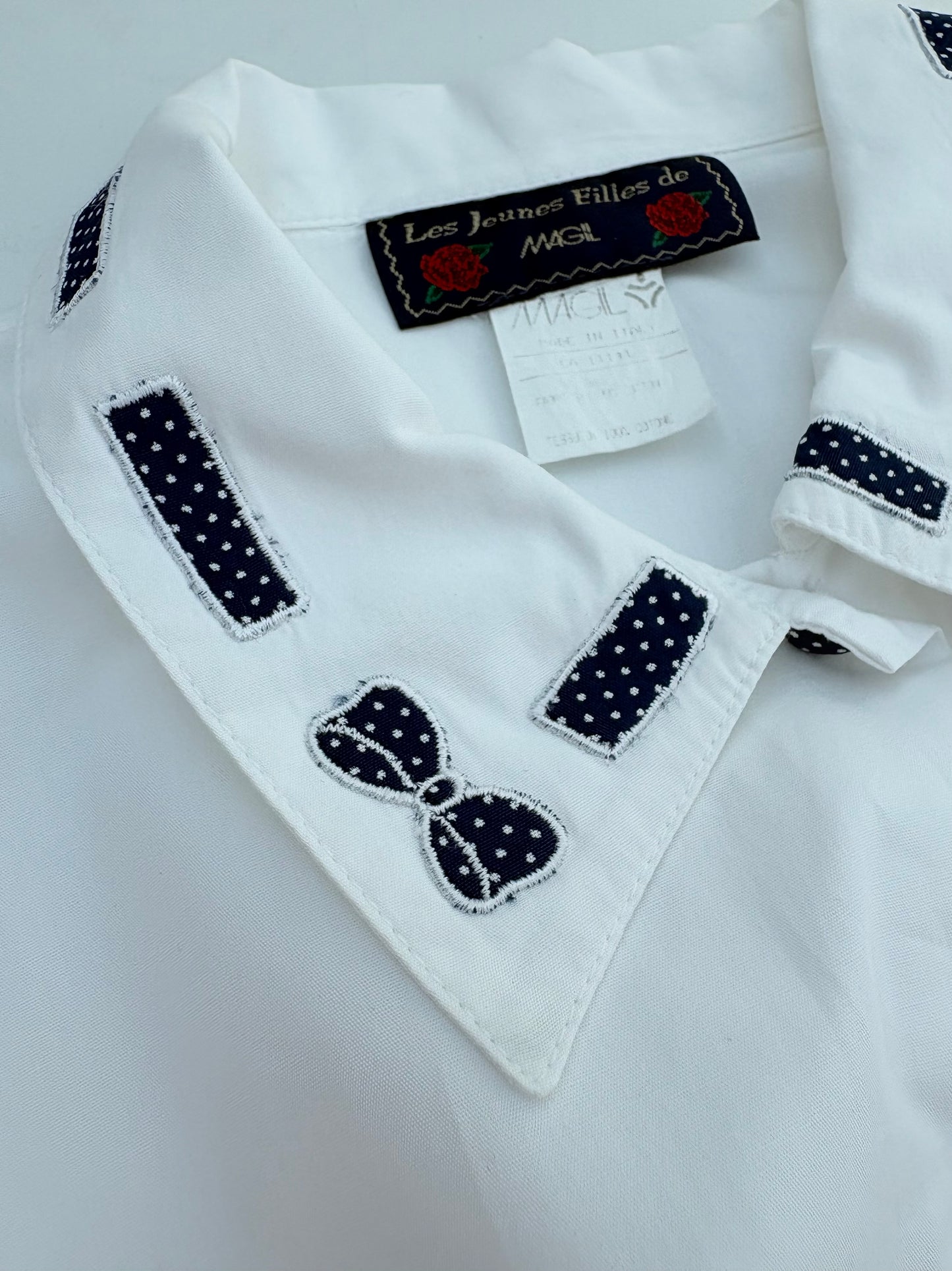 Camicetta con nastrino blu pois bianchi