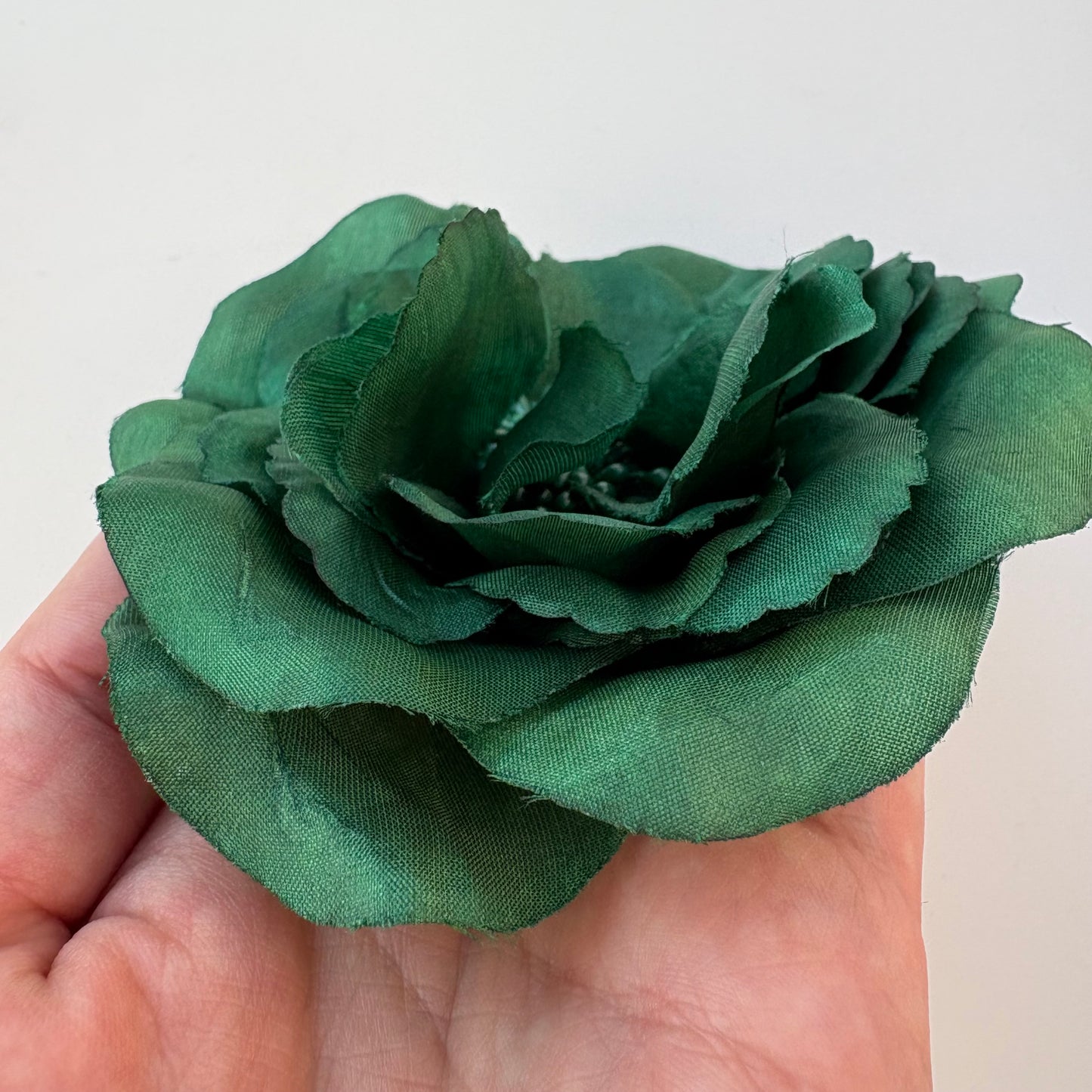 Spilla con fiore verde