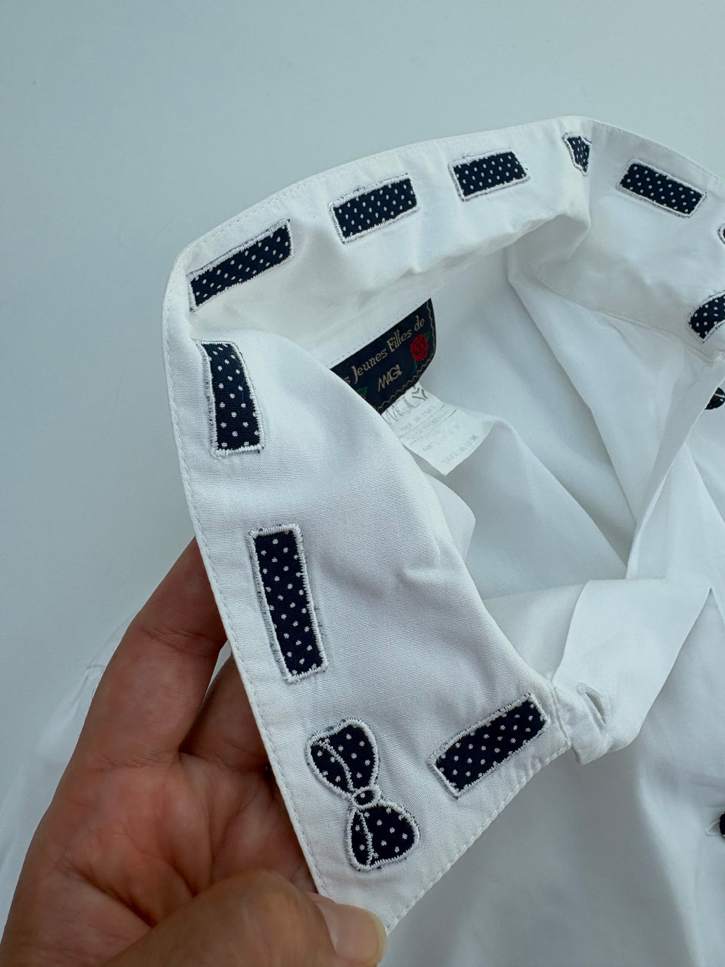 Camicetta con nastrino blu pois bianchi