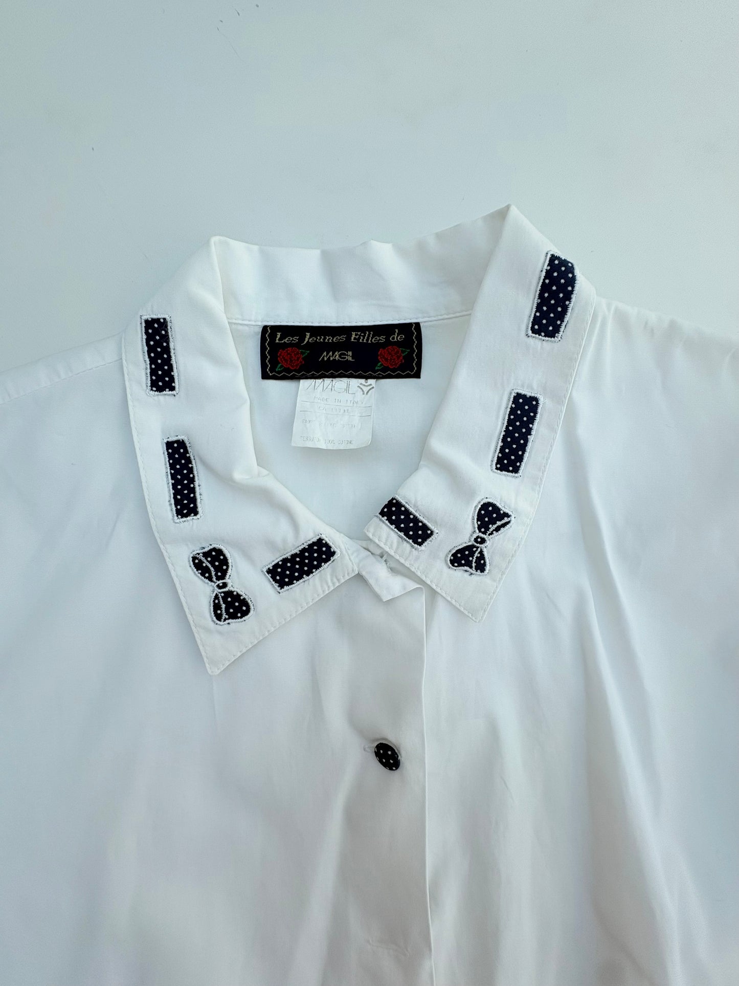 Camicetta con nastrino blu pois bianchi