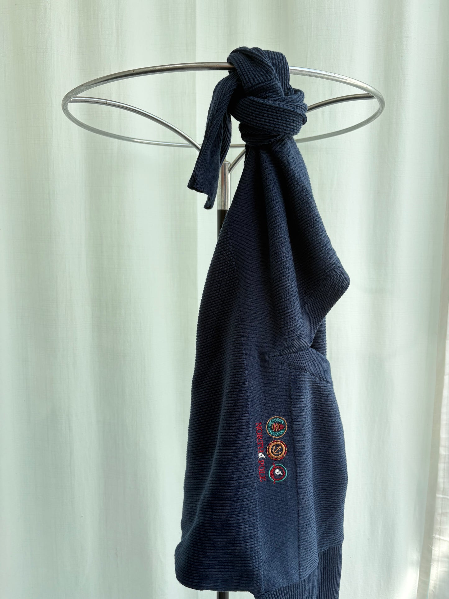 Pull scollo a V blu