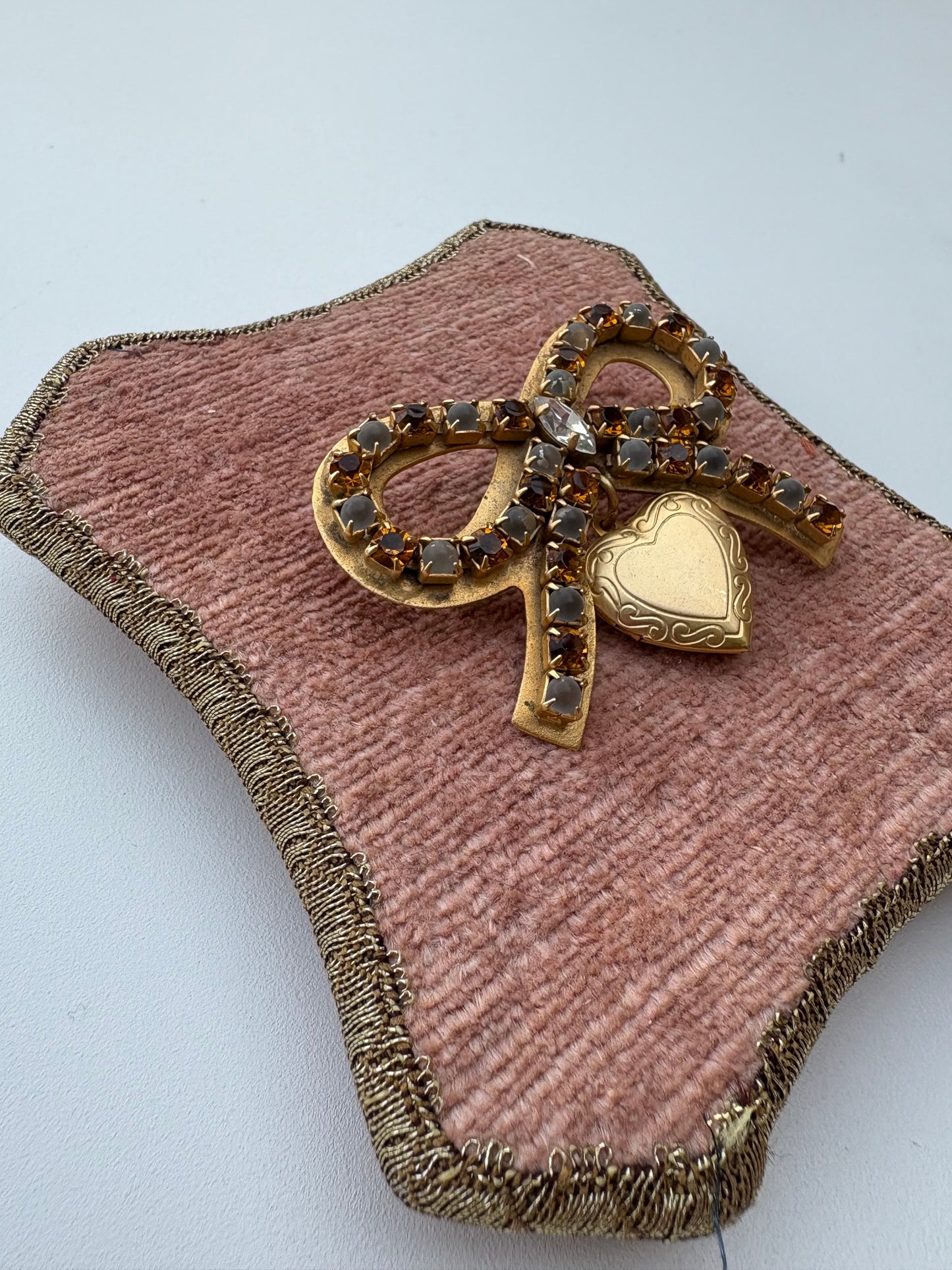 Spilla fiocco e ciondolo cuore