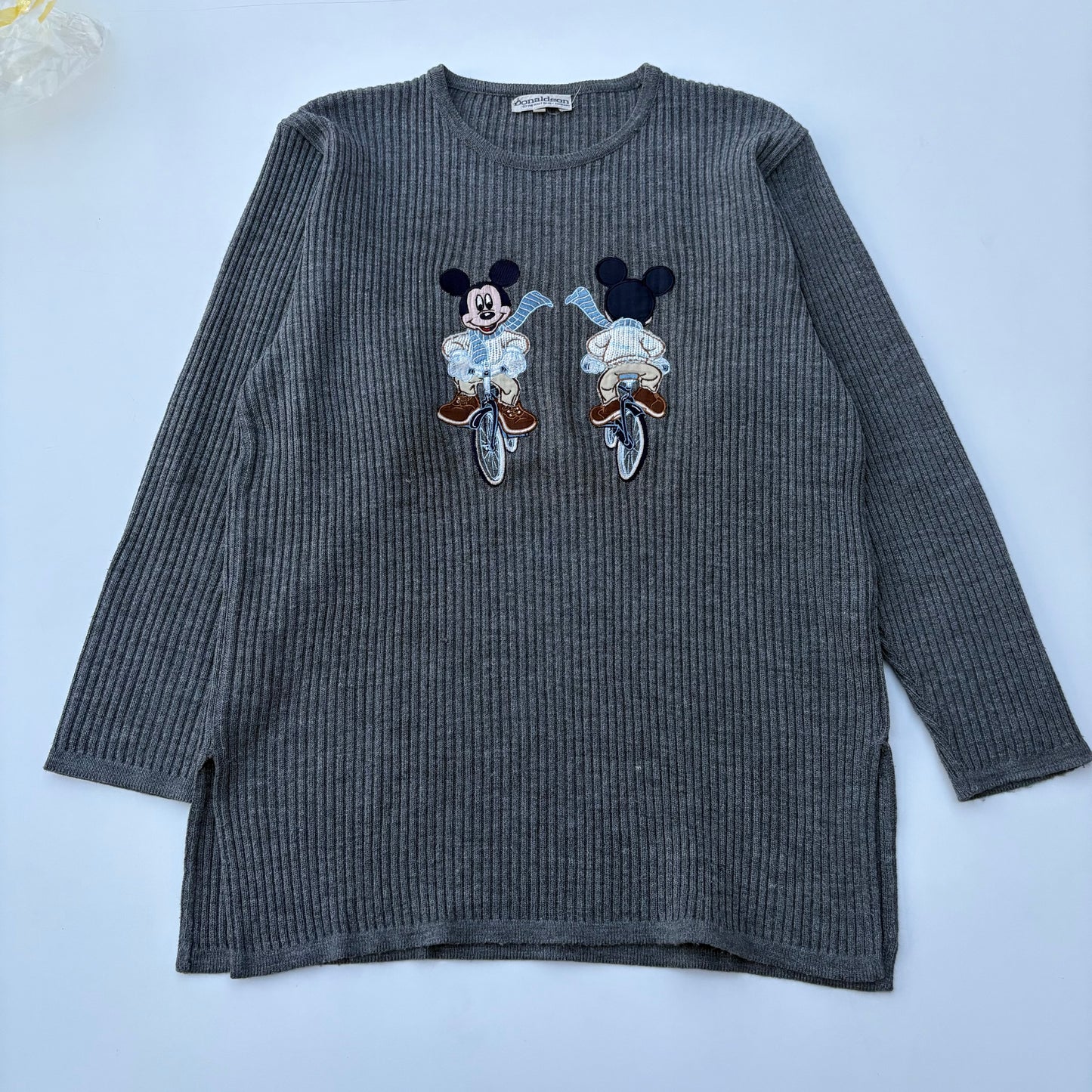 Donaldson grigio a coste con Topolino per due