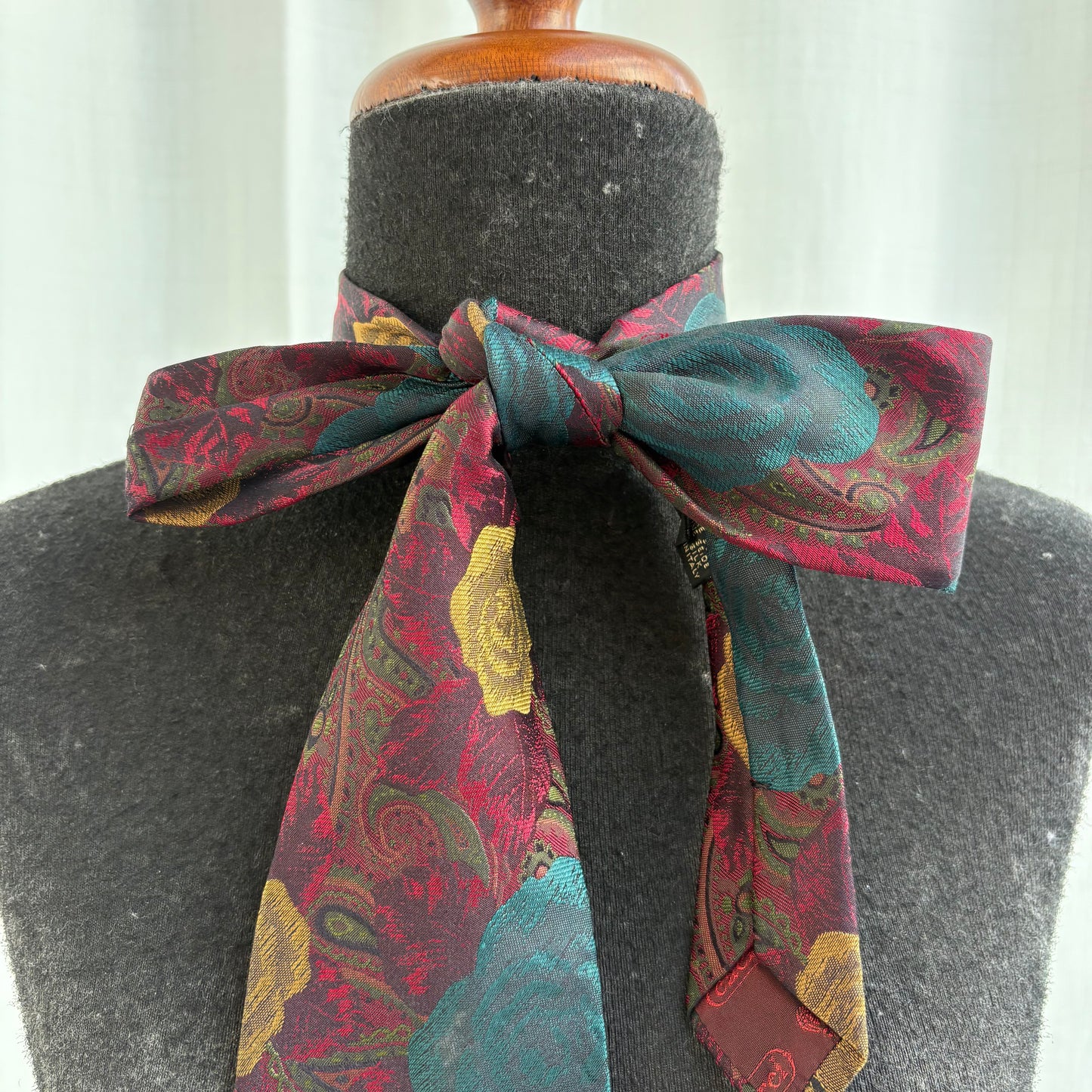Cacharel tie