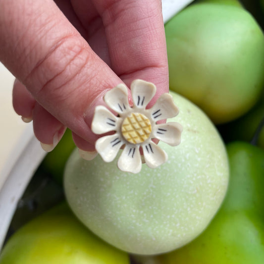 White daisy earrings