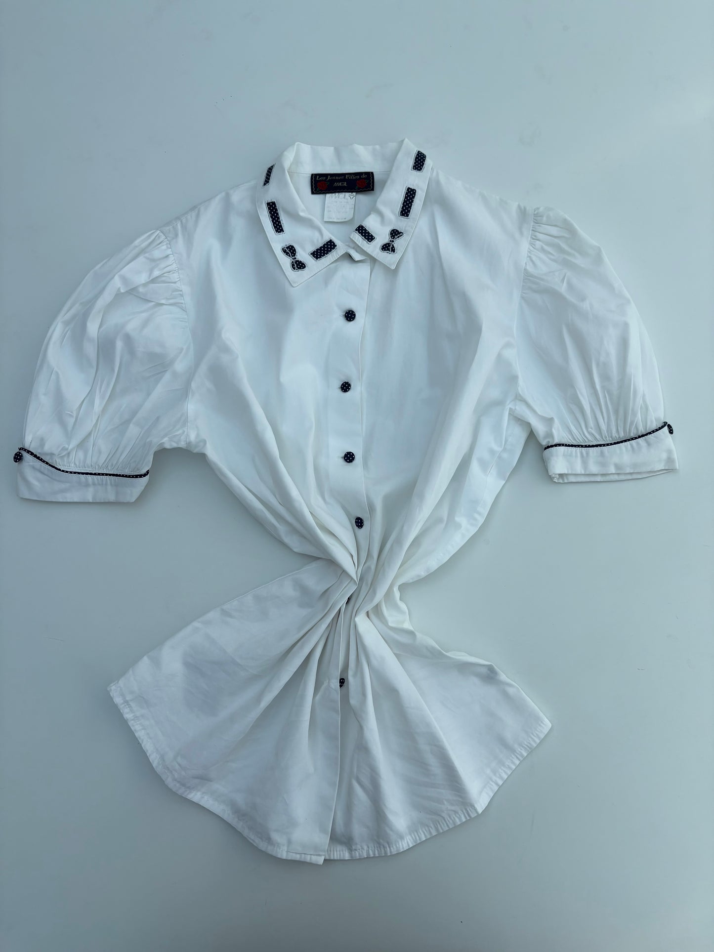 Camicetta con nastrino blu pois bianchi