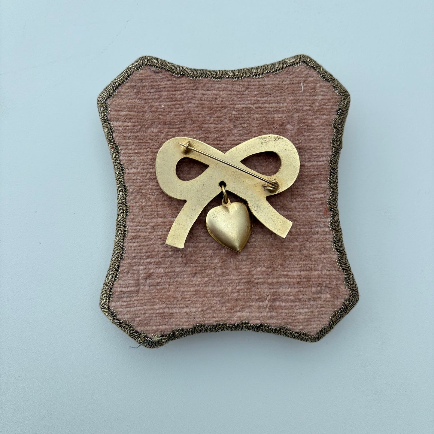 Spilla fiocco e ciondolo cuore