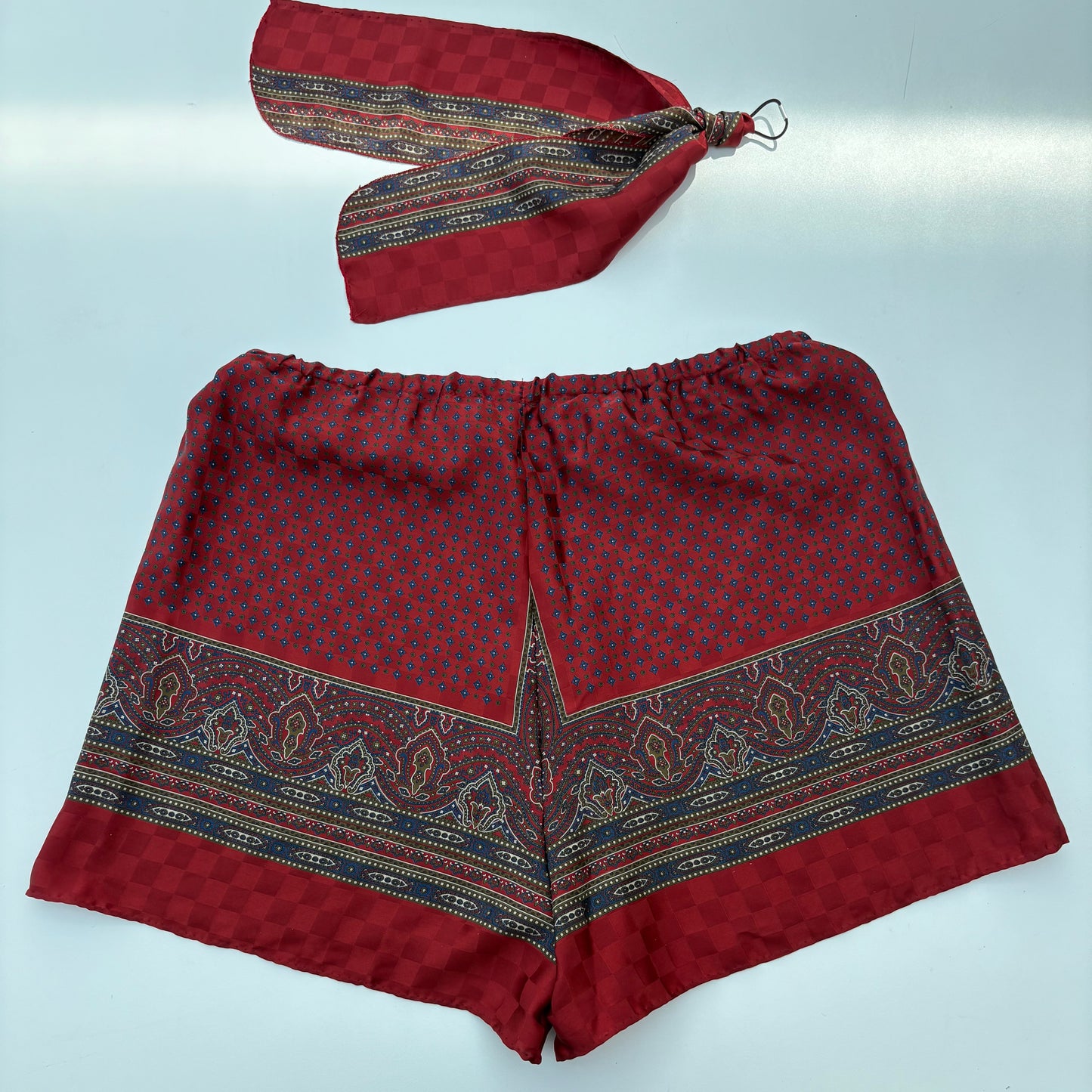 Fou shorts con bordo Etro-style