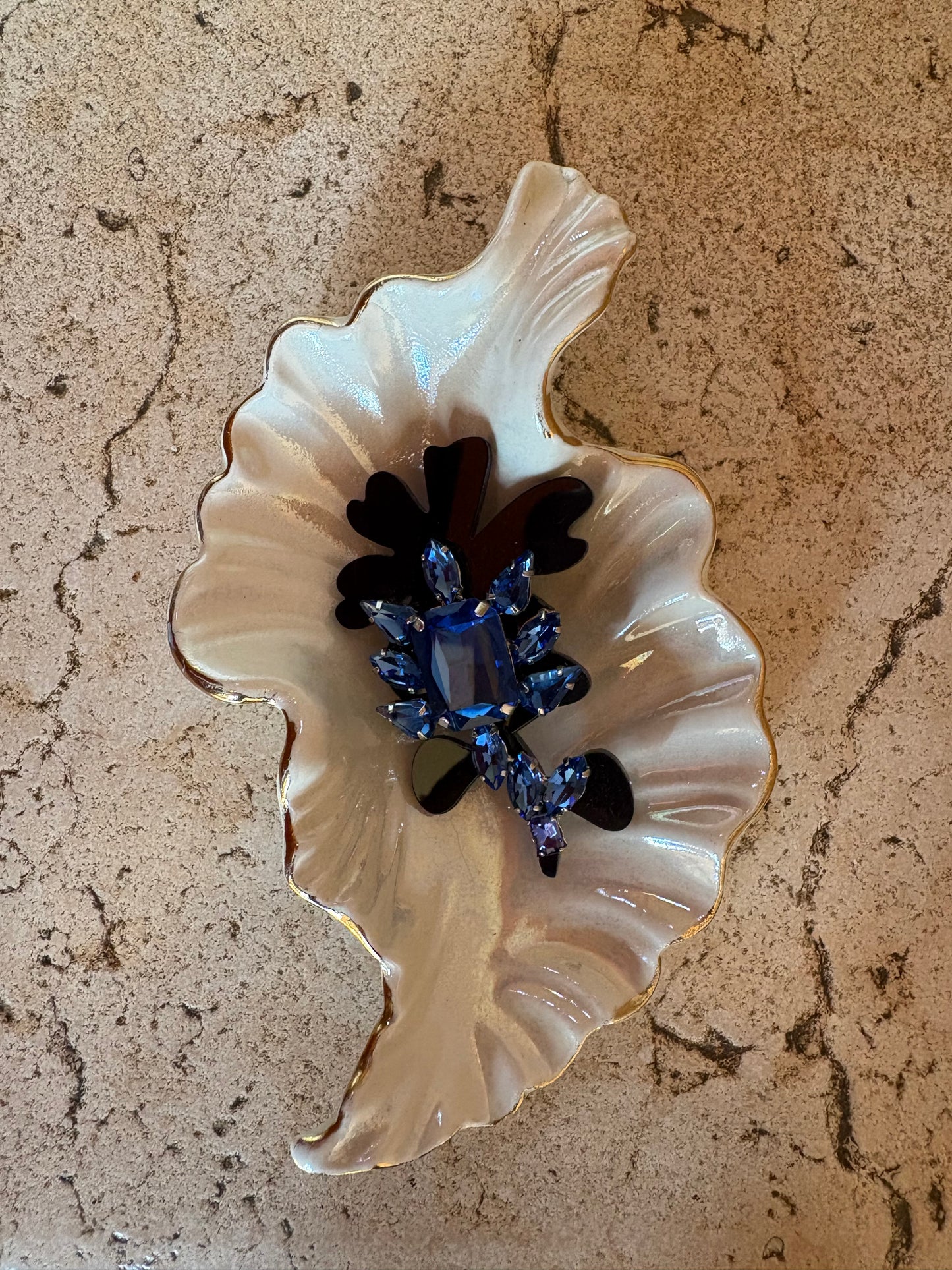 Spilla fiore blu con strass