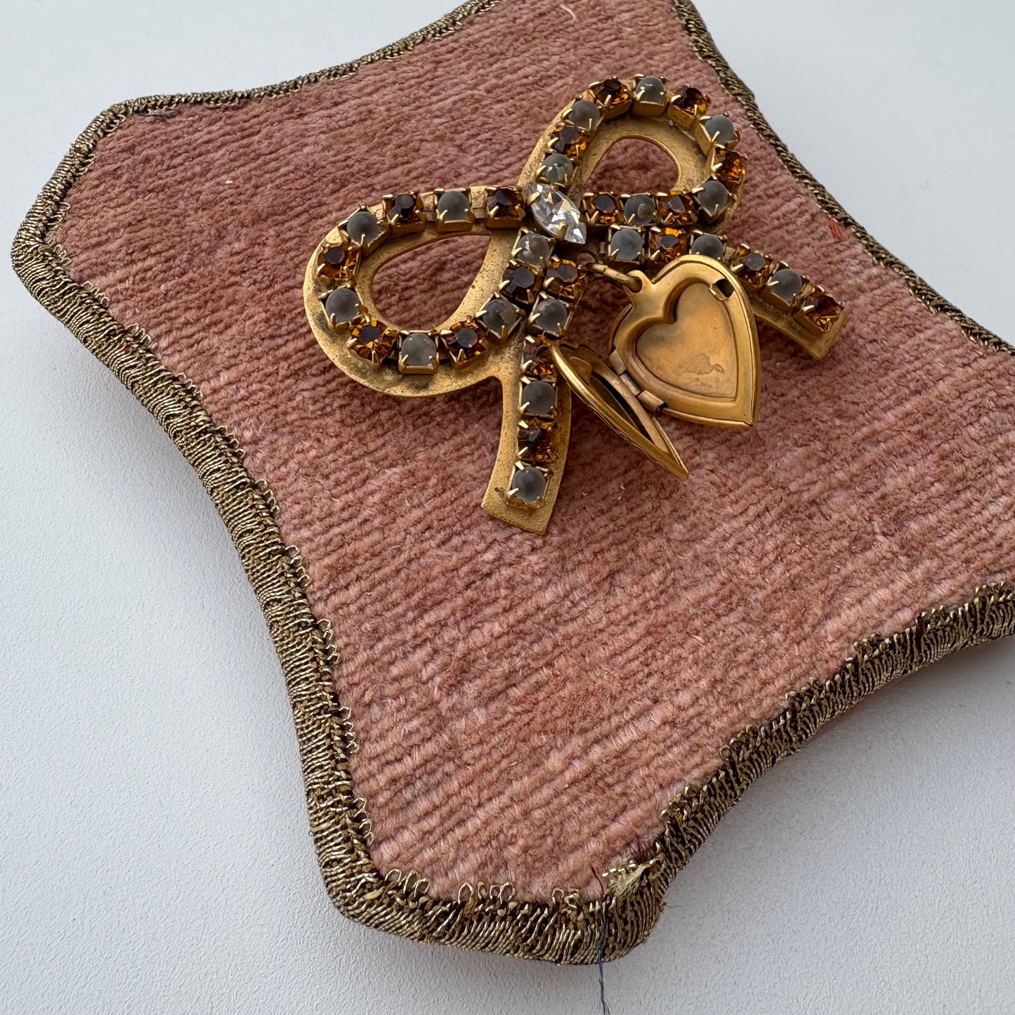 Spilla fiocco e ciondolo cuore