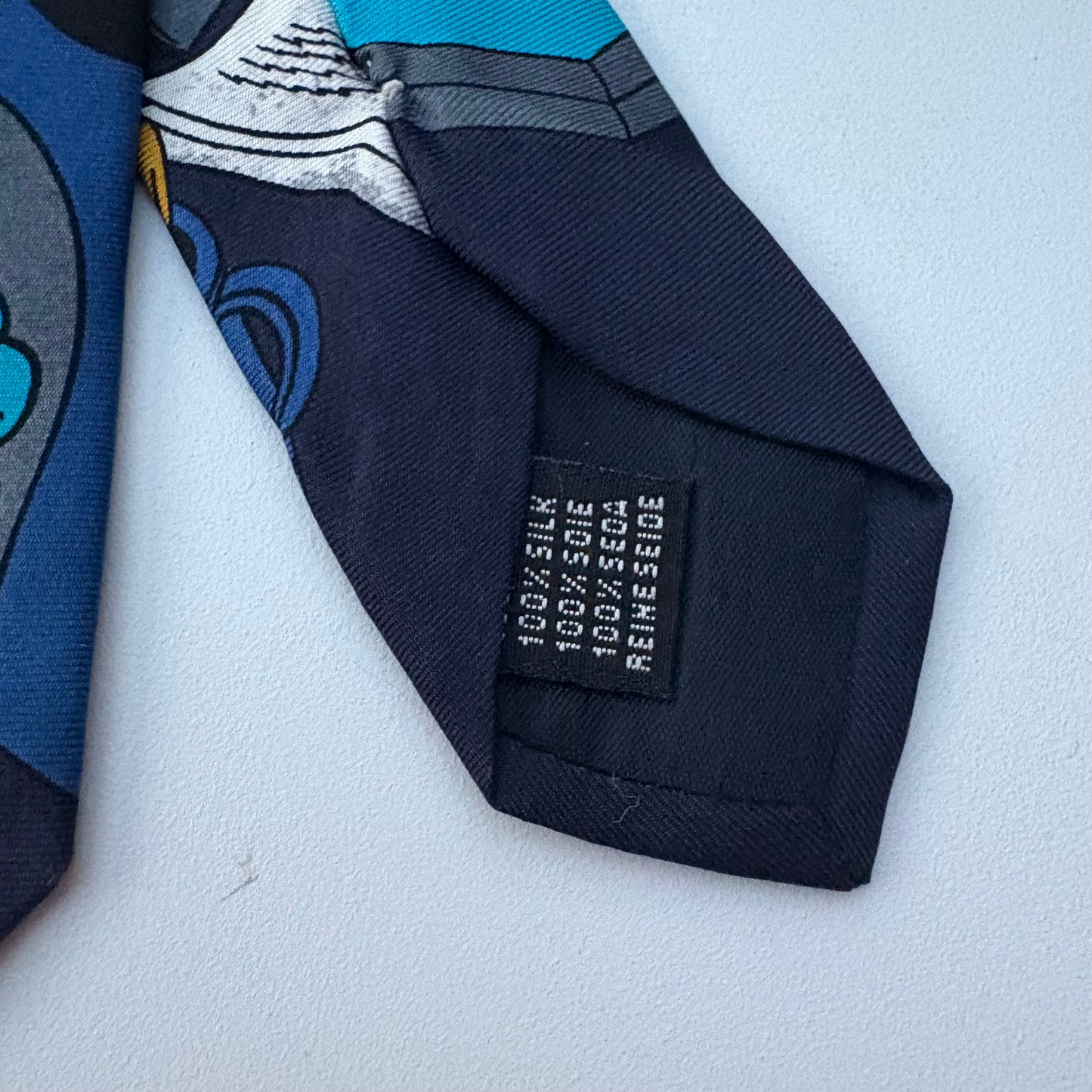 Paperino e Topolino in ufficio tie