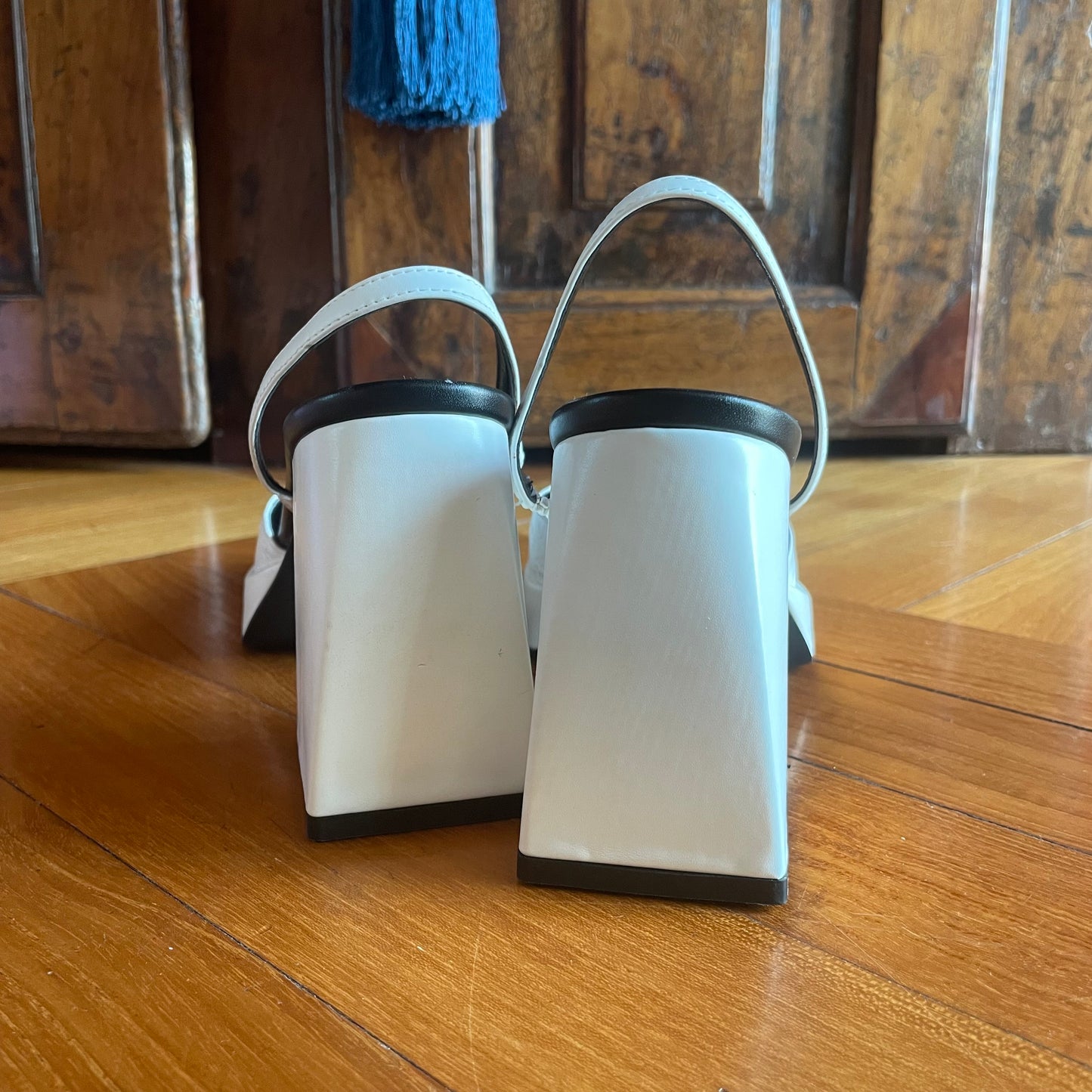 Roberta di Camerino White shoes