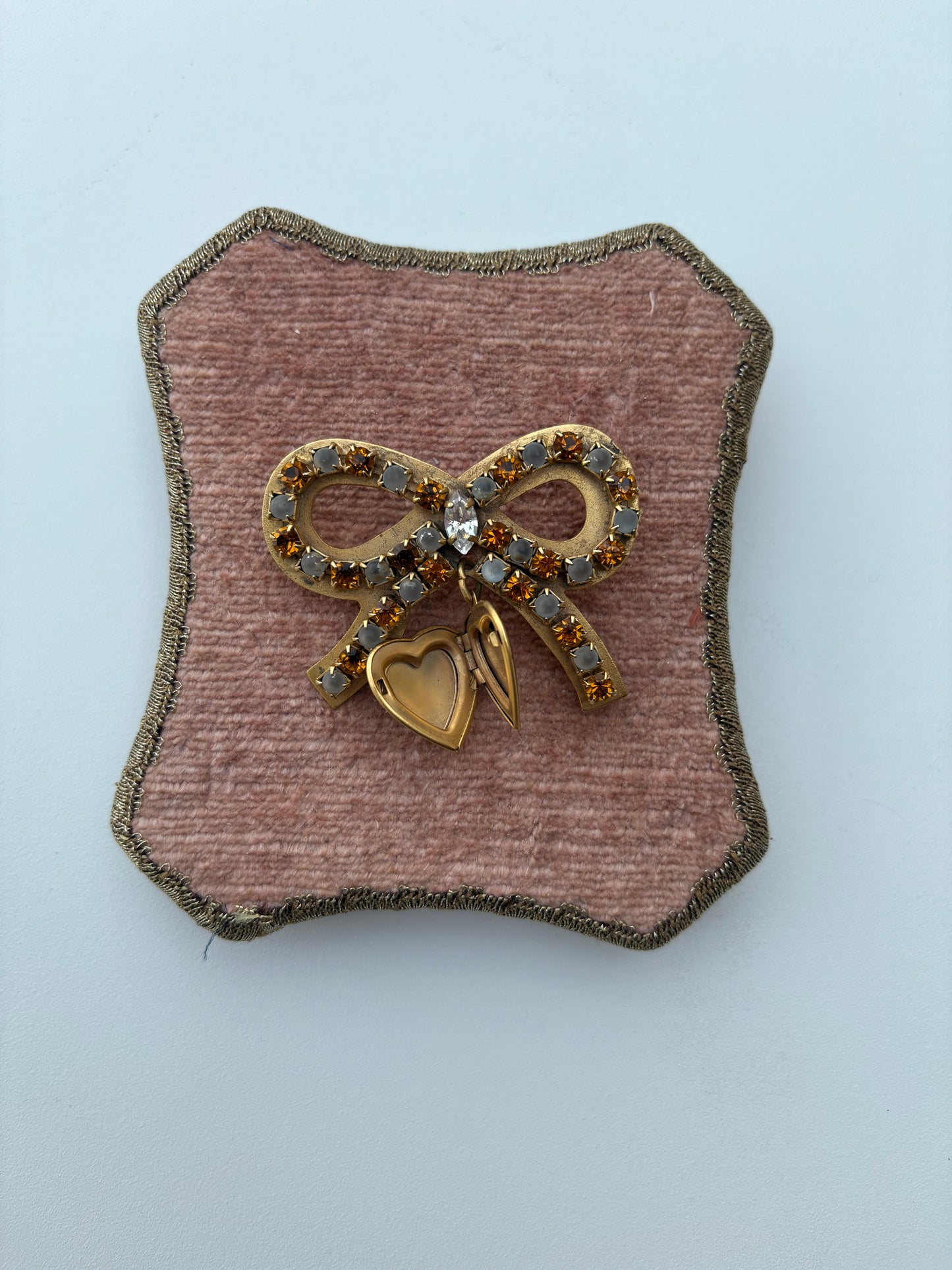 Spilla fiocco e ciondolo cuore