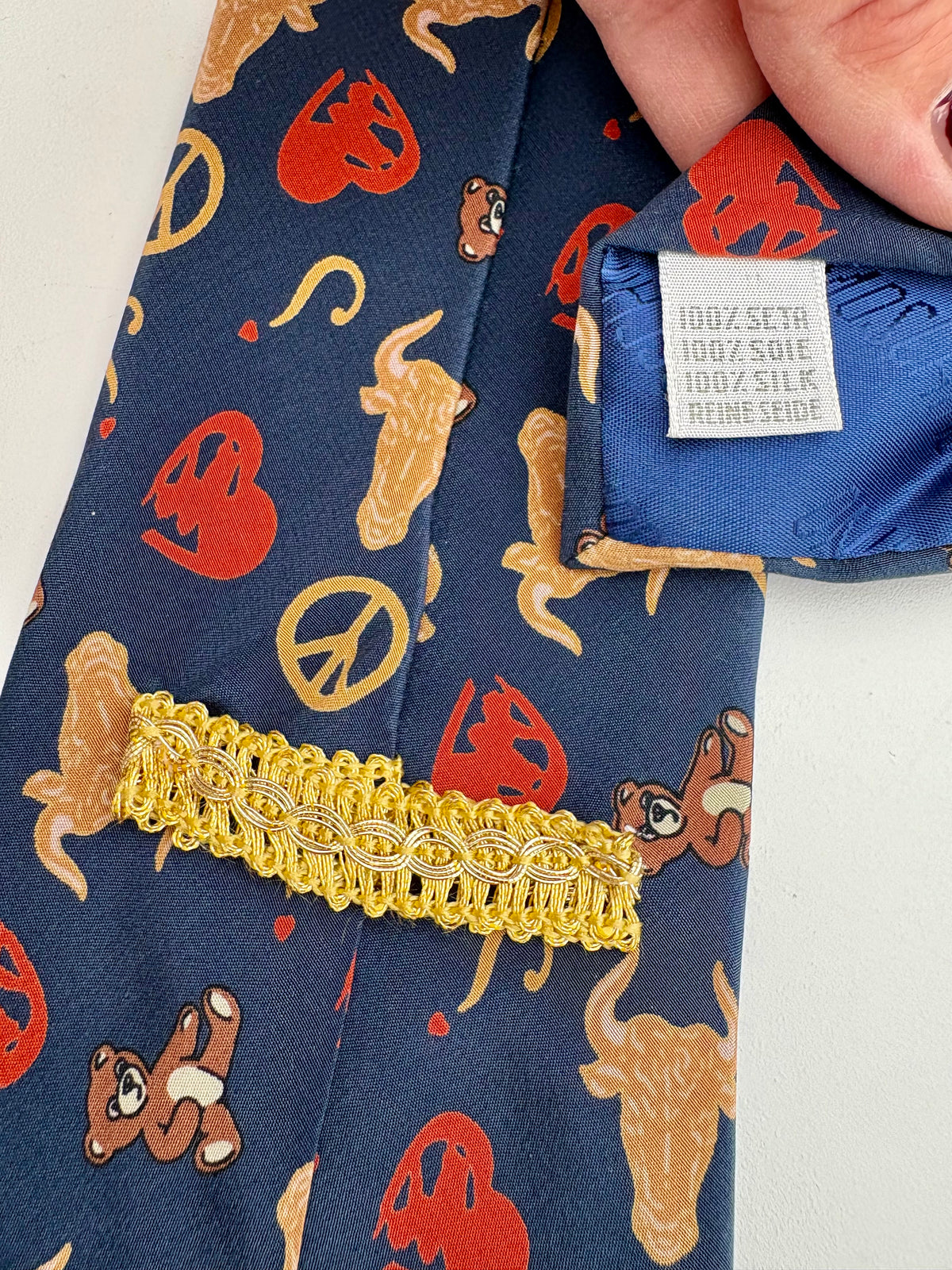 Cravatta Moschino con simboli