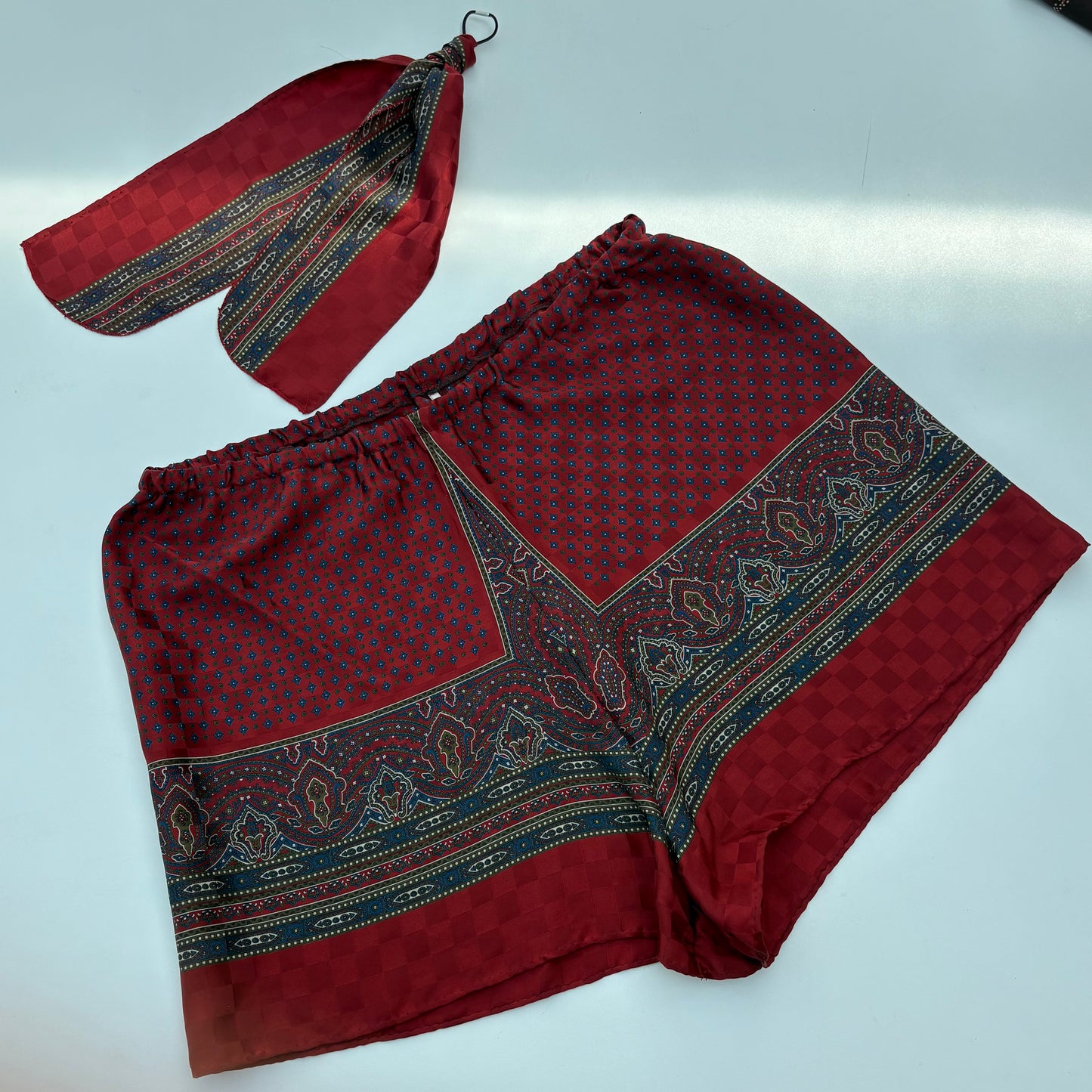 Fou shorts con bordo Etro-style