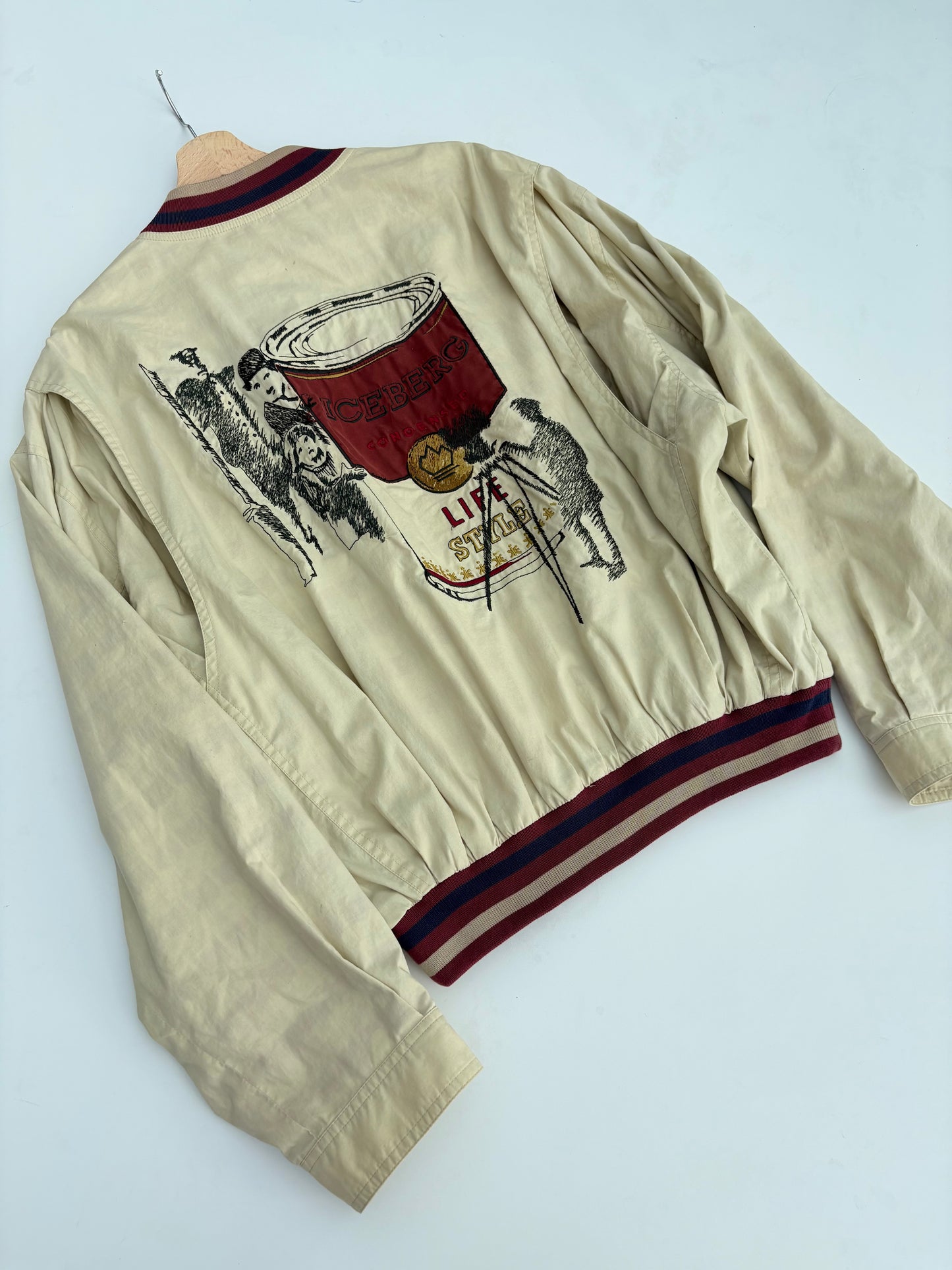 Bomber Iceberg con chaplin e lattina Campbell