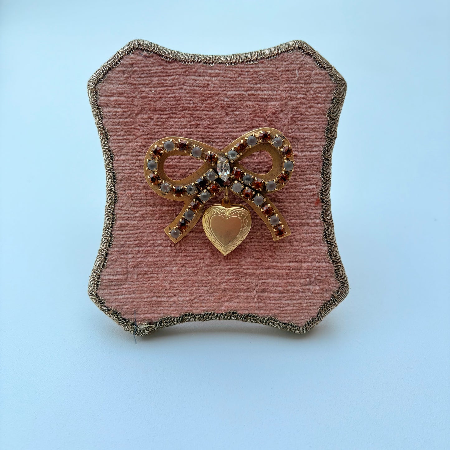 Spilla fiocco e ciondolo cuore